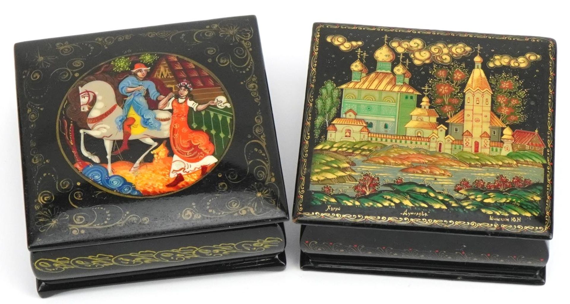Two Russian black lacquered boxes with hinged lids including one hand painted with a figure on - Bild 2 aus 5