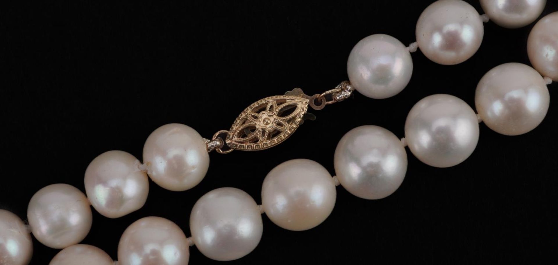 Cultured pearl single row necklace with 14ct gold clasp, 42cm in length, 38.3g : For further