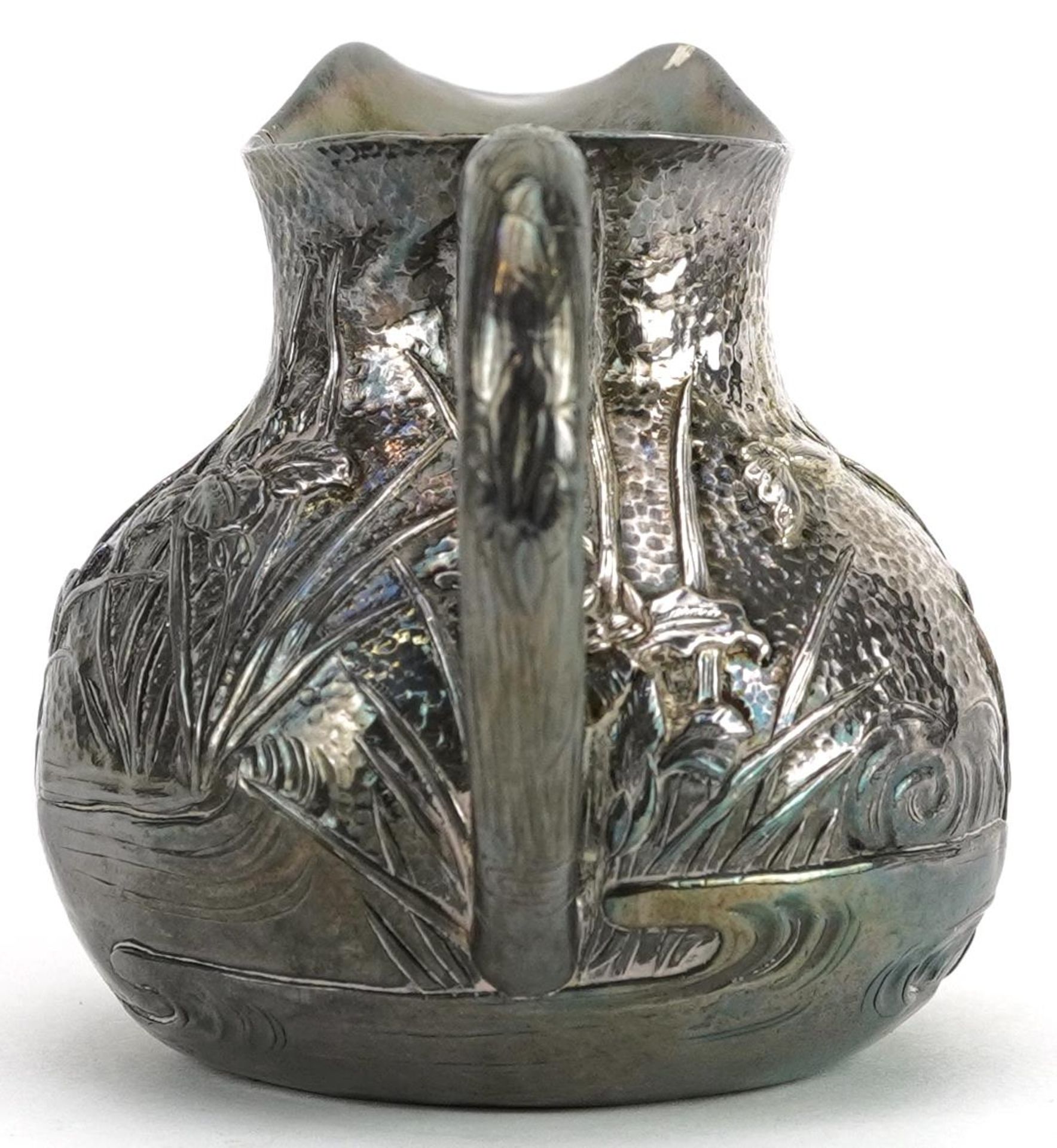 Japanese silver cream jug embossed with insects amongst flowers and reeds, impressed character marks - Bild 6 aus 8