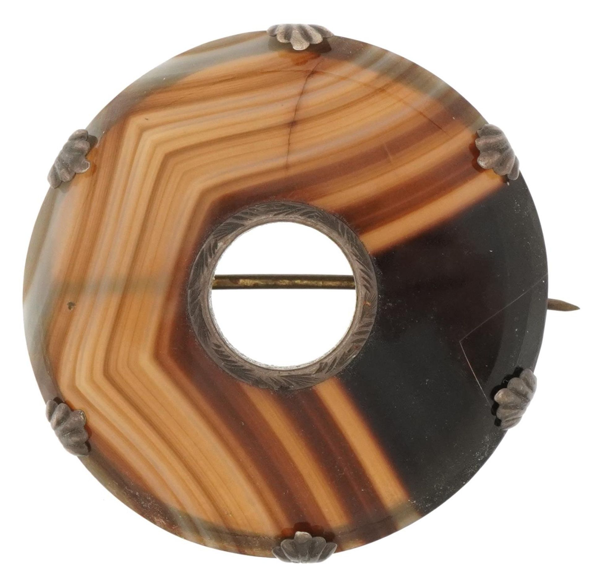 Scottish agate brooch with white metal mounts, 4.5cm in diameter, 16.5g : For further information on
