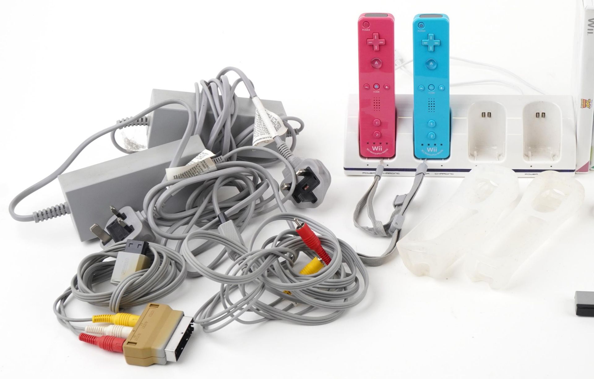 Two Nintendo Wii games consoles including Wii Mini, with controllers, accessories and a collection - Bild 2 aus 4