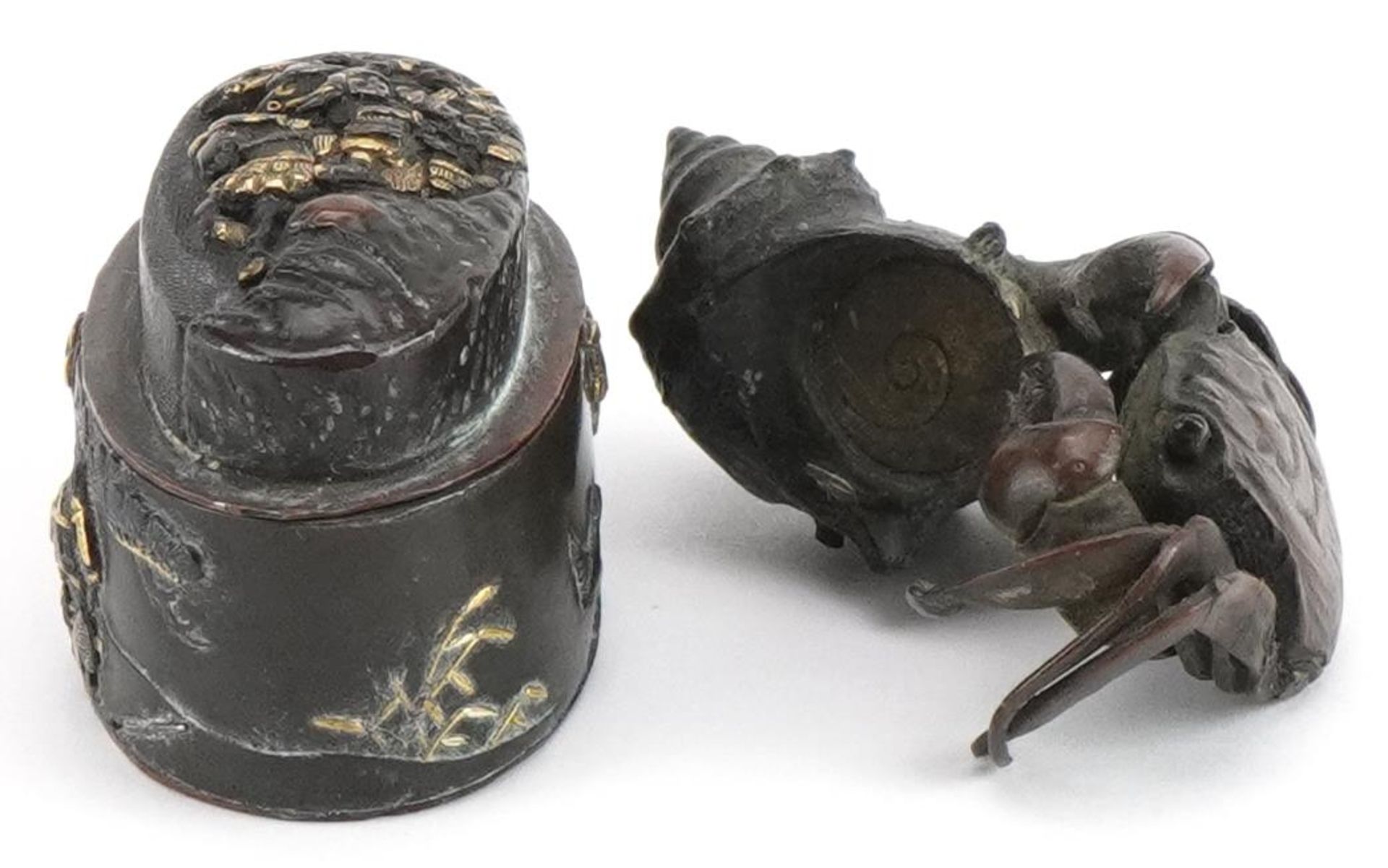 Japanese patinated bronze crab and shell kimono and a mixed metal box, the largest 4.5cm wide : - Bild 3 aus 7