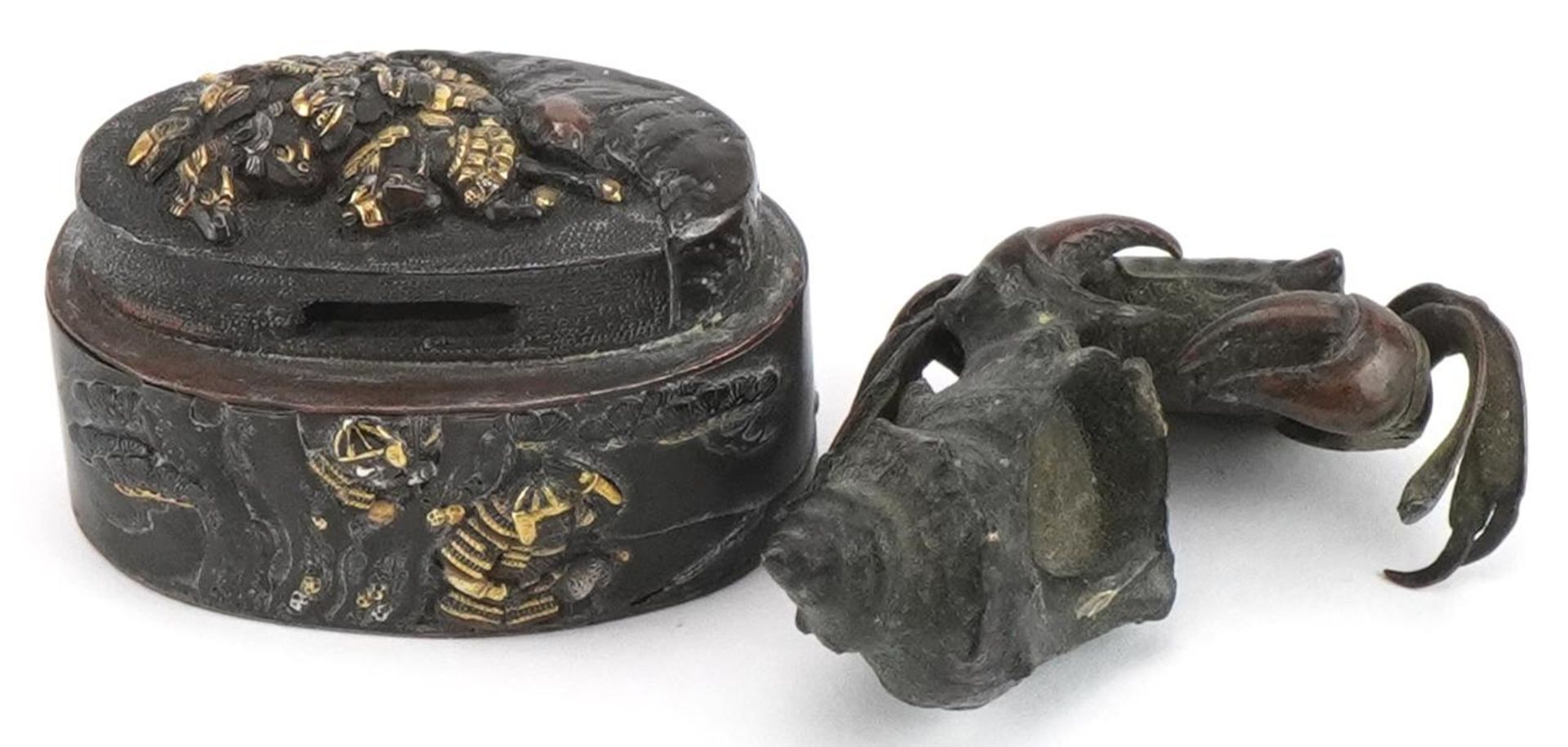 Japanese patinated bronze crab and shell kimono and a mixed metal box, the largest 4.5cm wide : - Bild 2 aus 7