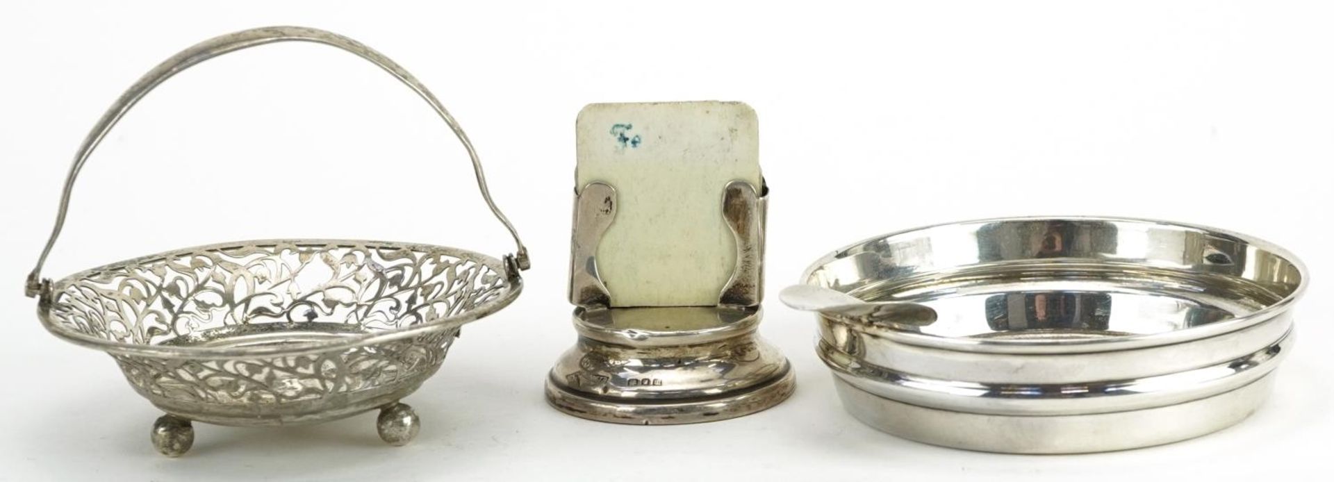 Edwardian and later silver objects including sweetmeat dish with swing handle and desk calendar, the - Bild 2 aus 5