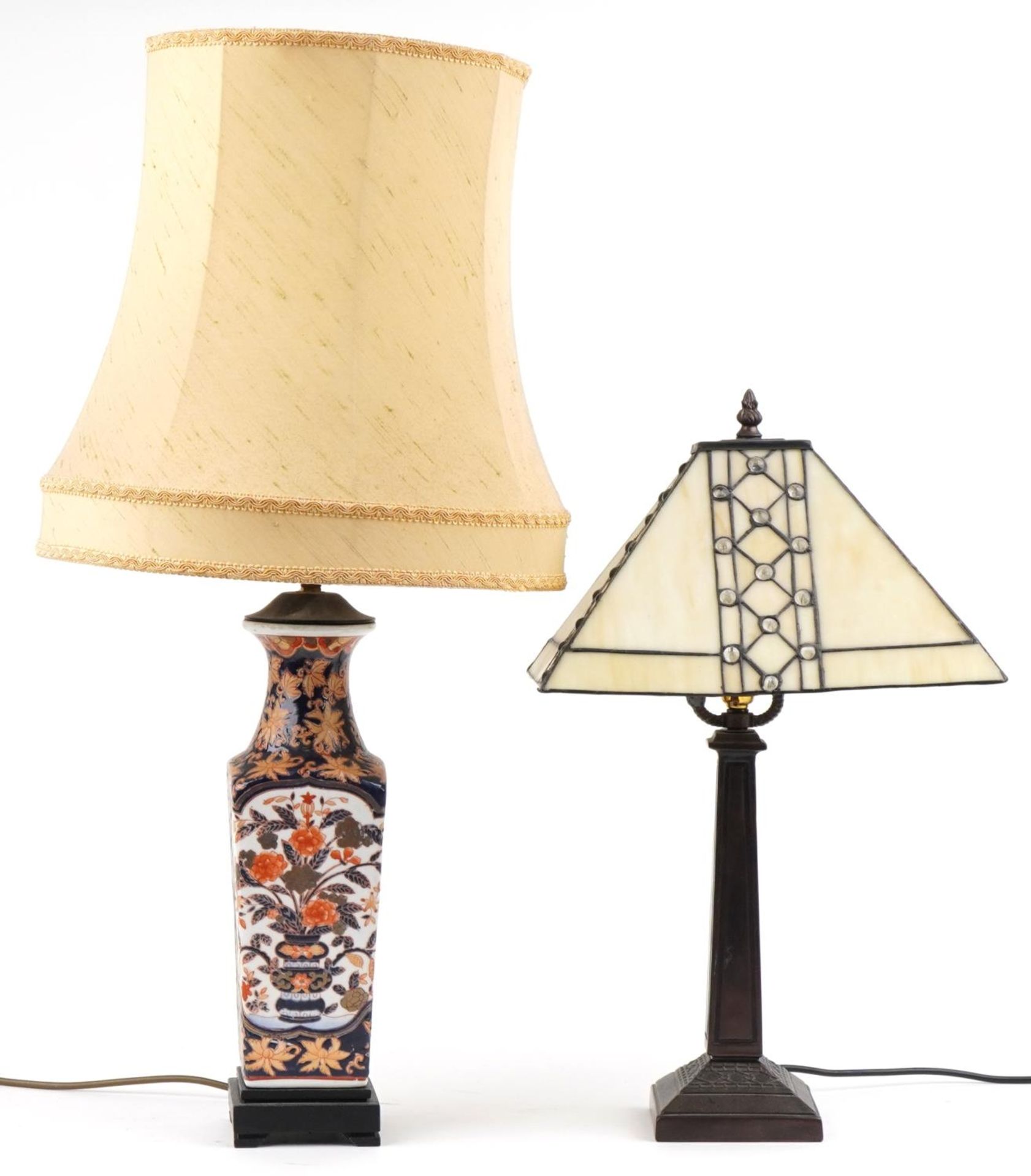 Two table lamps comprising Japanese Imari example hand painted with flowers having silk lined - Bild 2 aus 5