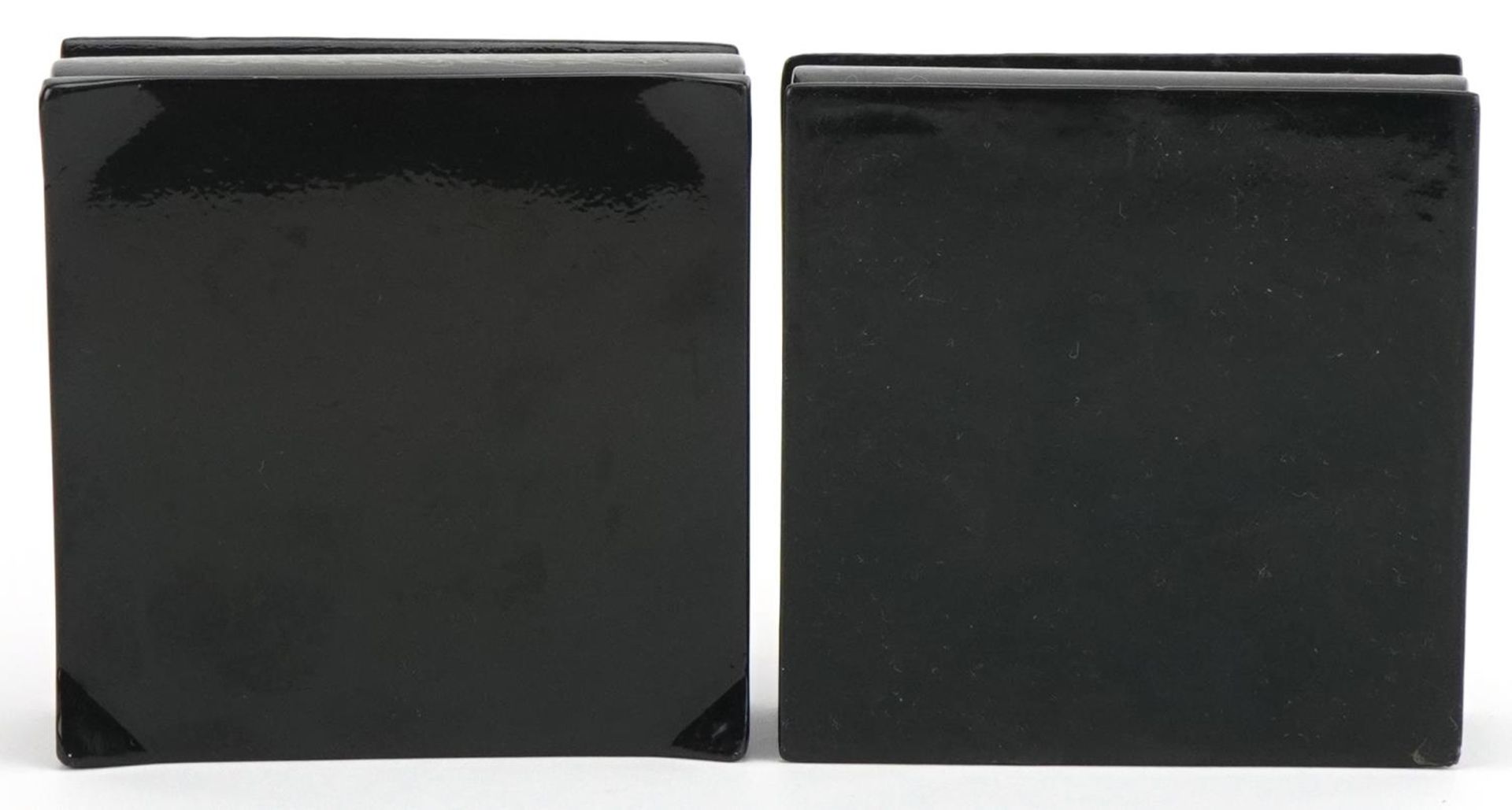 Two Russian black lacquered boxes with hinged lids including one hand painted with a figure on - Bild 4 aus 5