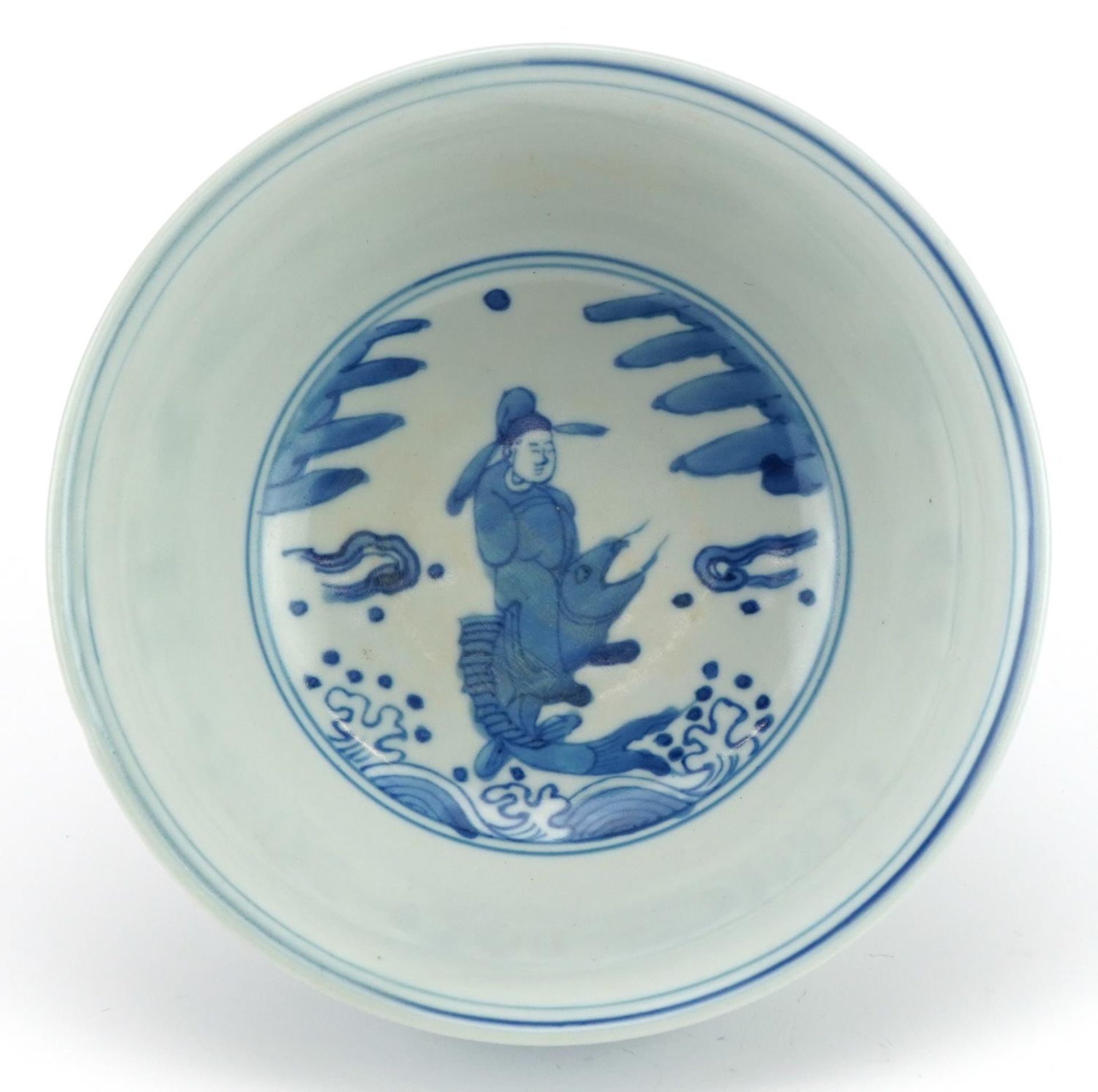 Chinese blue and white porcelain bowl hand painted with figures and animals above crashing waves, - Bild 5 aus 7