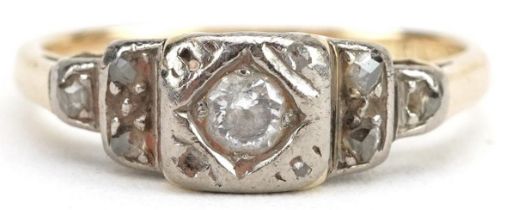 Art Deco 18ct gold diamond ring with stepped shoulders, the central diamond approximately 0.11