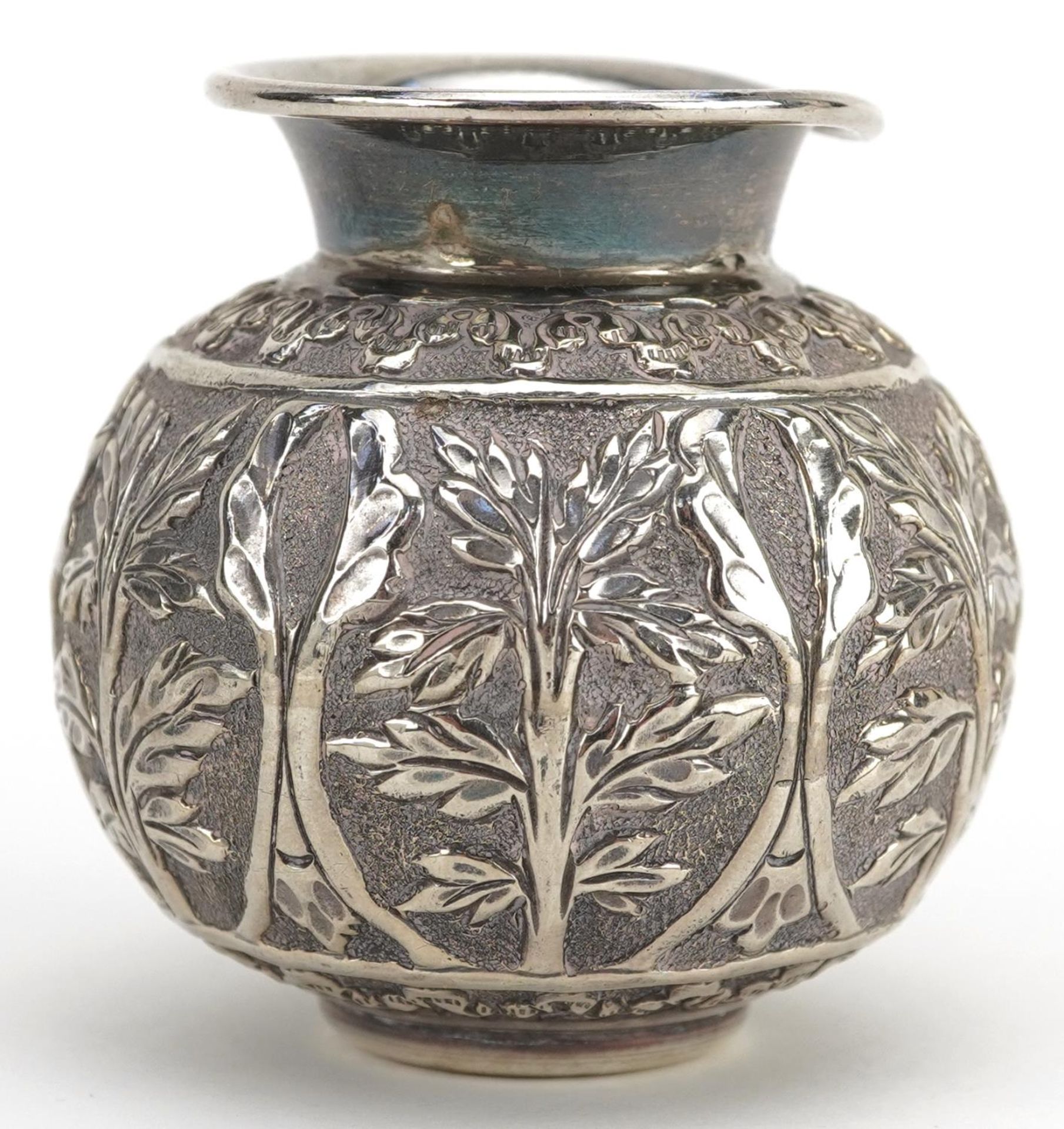 Asian 900 grade silver vase profusely embossed with foliage, 6cm high, 98.0g : For further - Bild 2 aus 4