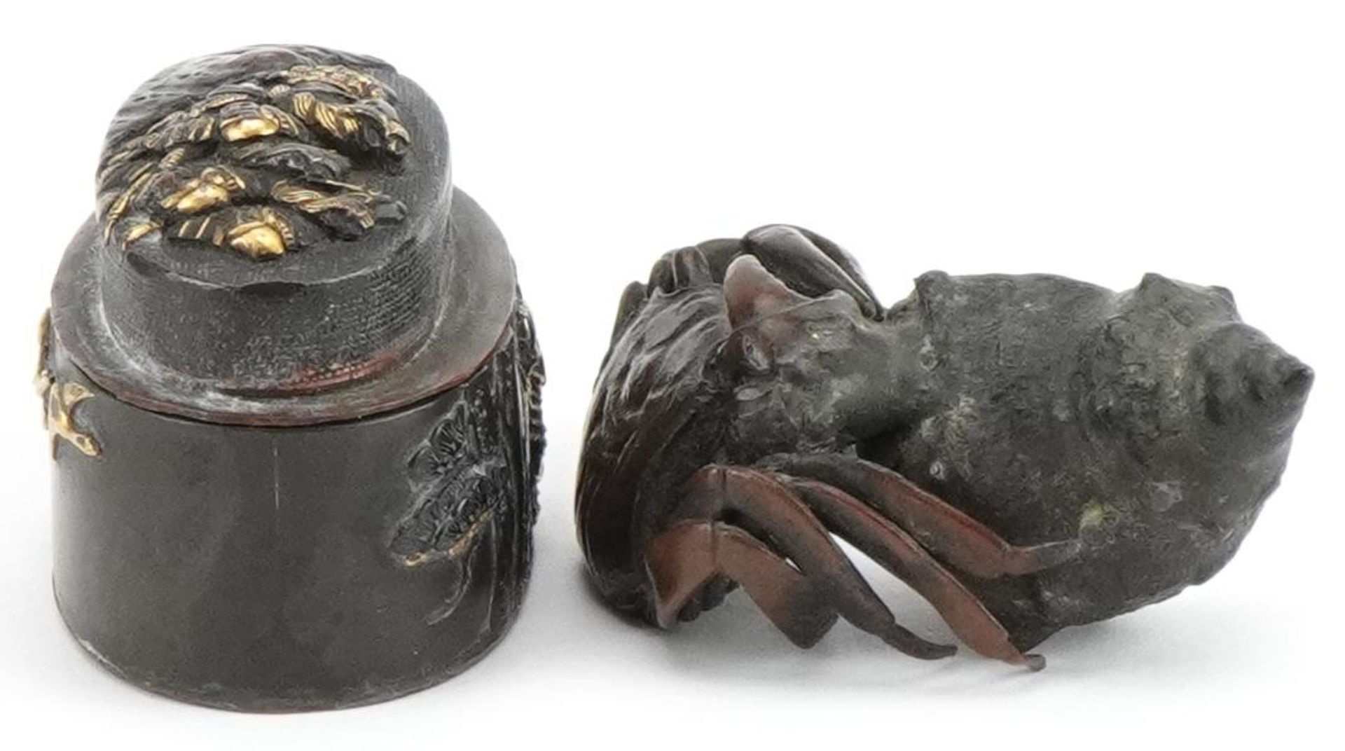 Japanese patinated bronze crab and shell kimono and a mixed metal box, the largest 4.5cm wide : - Bild 5 aus 7