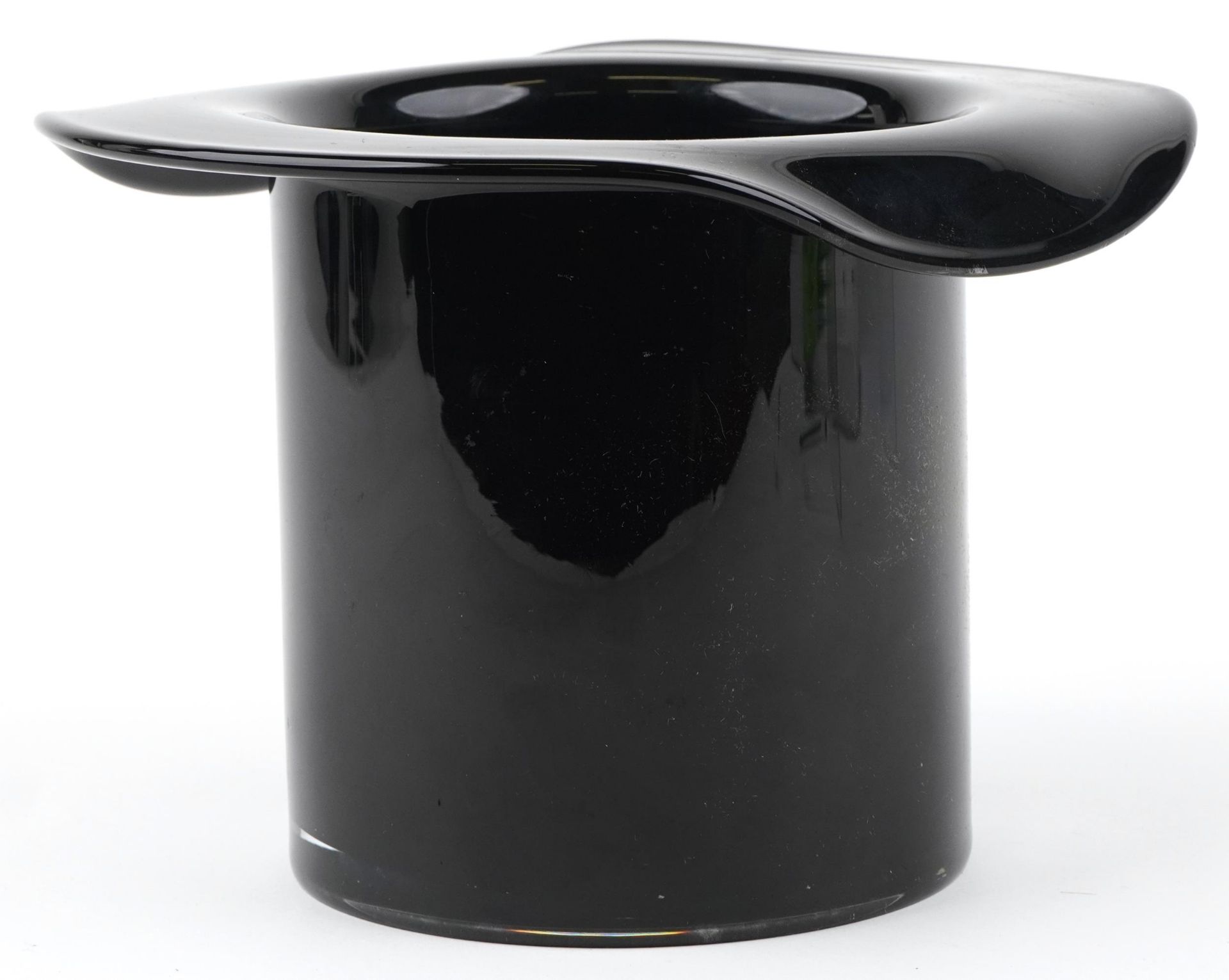 Contemporary black glass Champagne ice bucket in the form of a top hat, 21cm high - Image 2 of 4