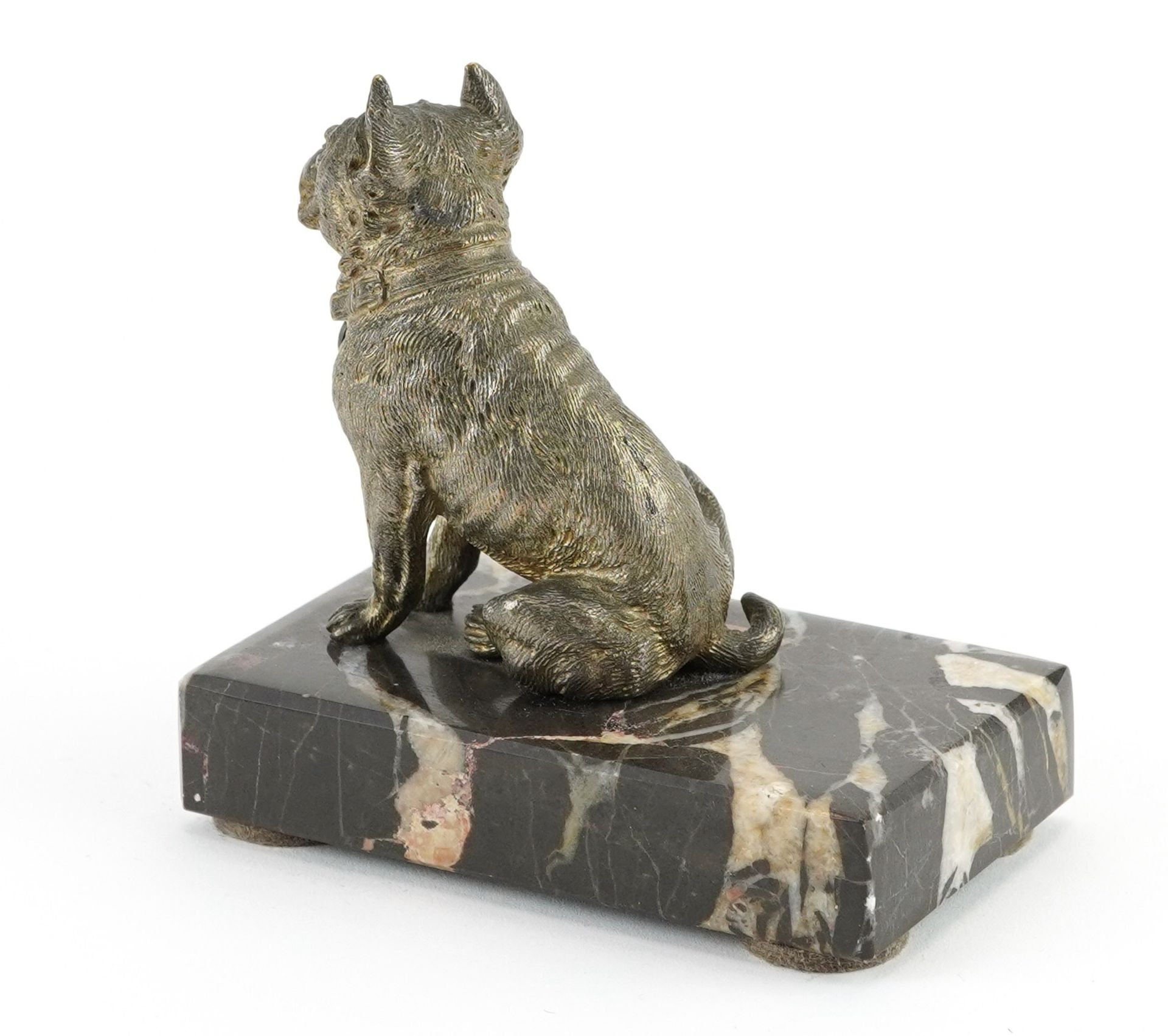 Silver plated model of a seated Pitbull raised on a rectangular marble base, 11cm in length - Bild 2 aus 3