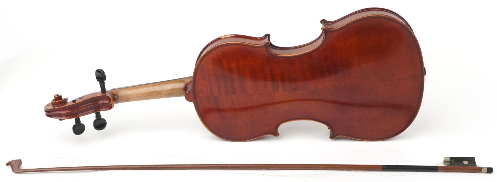 Old wooden violin with bow and fitted case, the violin bearing a Murdoch & Co London paper label, - Bild 3 aus 7