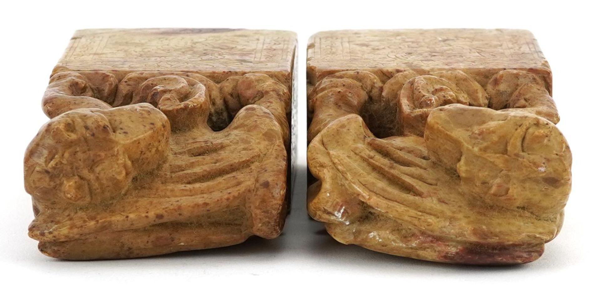 Pair of Chinese soapstone seals, each carved with a mythical animal, each 12.5cm high - Bild 6 aus 7