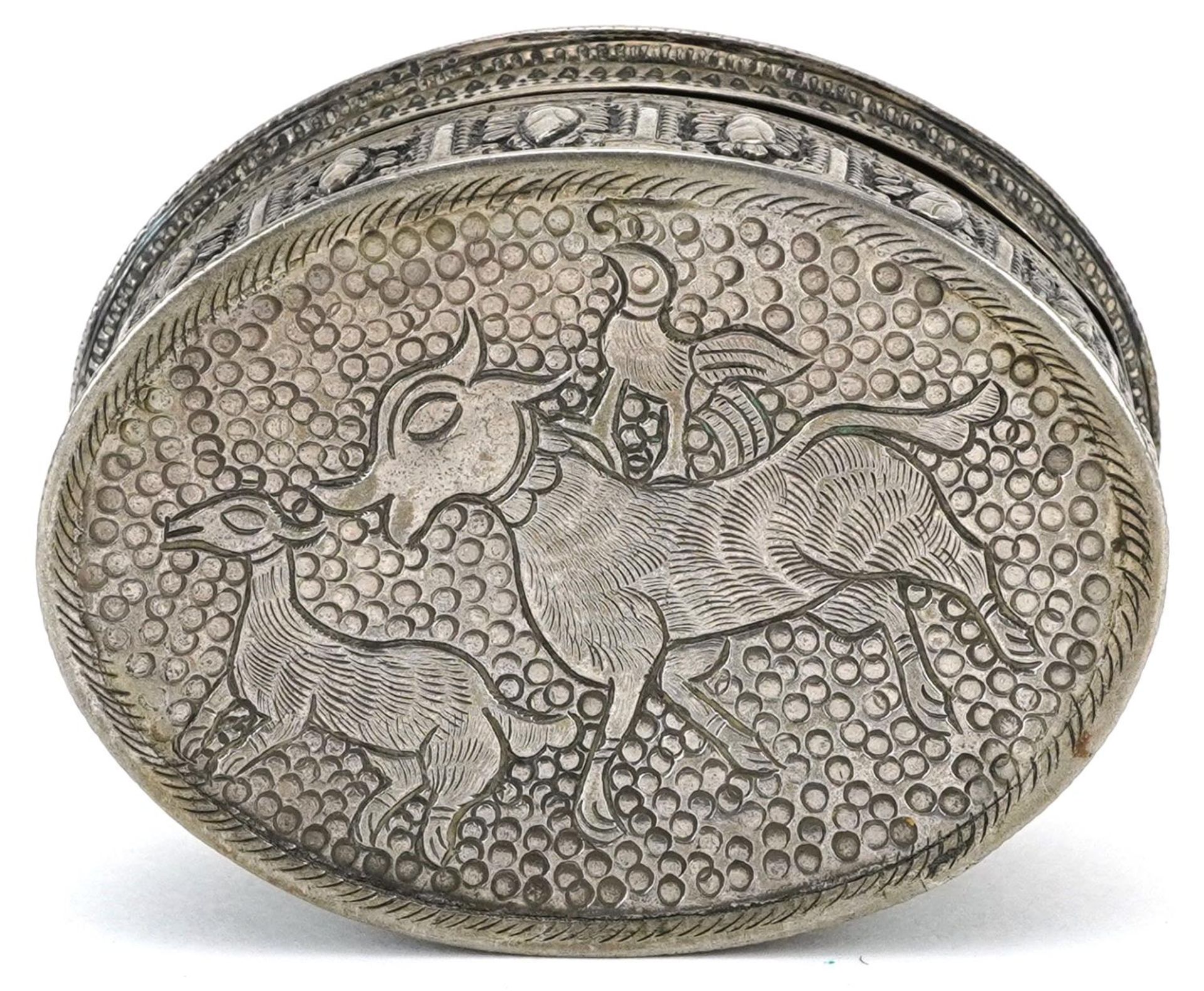 Anglo Indian white metal box and cover profusely embossed and engraved with wild animals and - Bild 4 aus 4