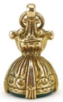 Victorian style 9ct gold green stone fob, 2.1cm high, 4.3g