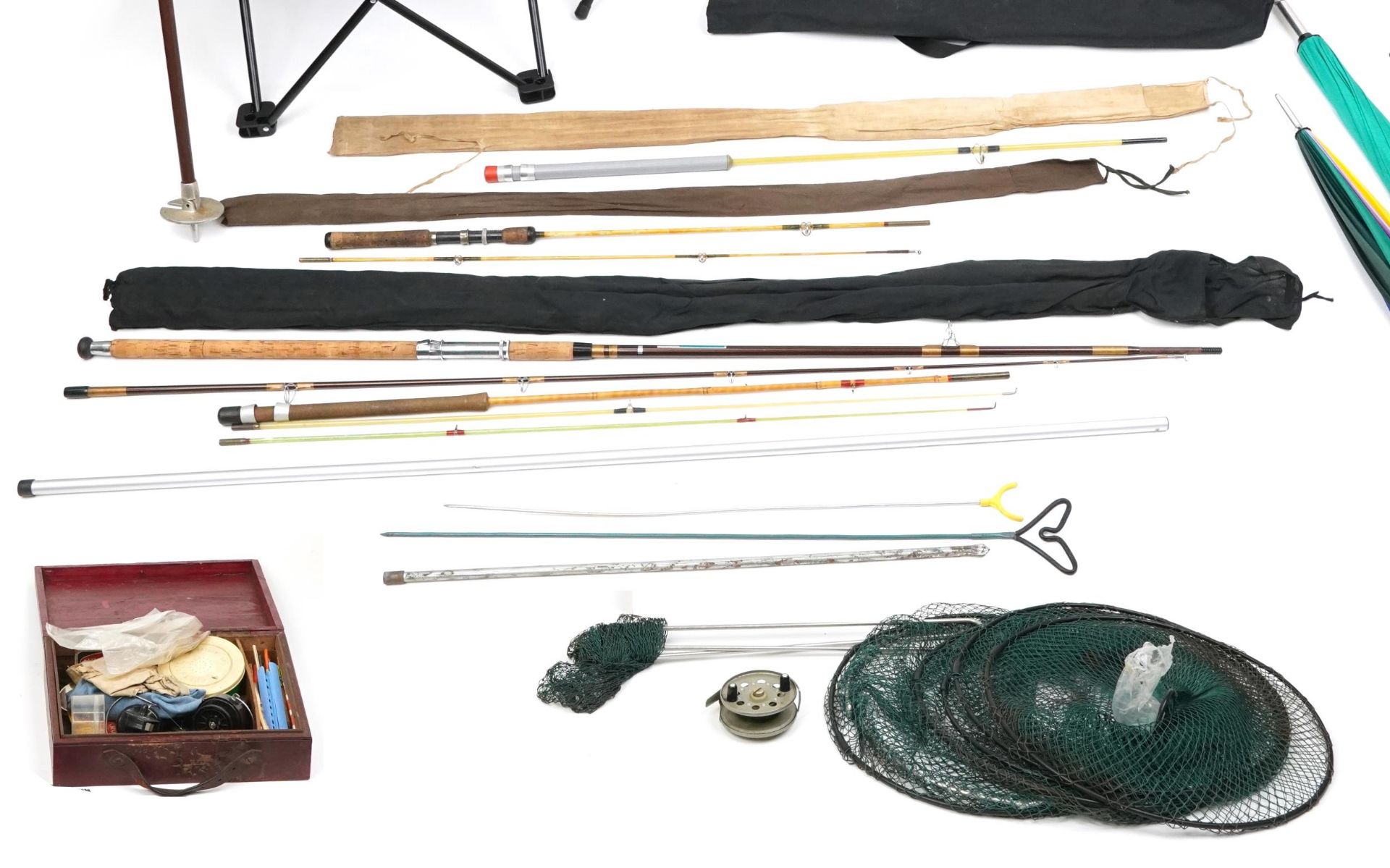 Vintage and later freshwater and seawater fishing rods, tackle and accessories including cane and - Bild 3 aus 6