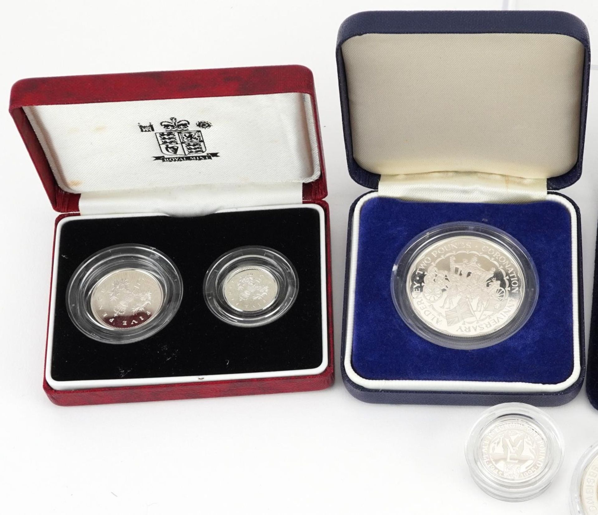 Nine silver proof coins, some with cases, including 1990 silver proof five pence two coins set, - Bild 2 aus 4