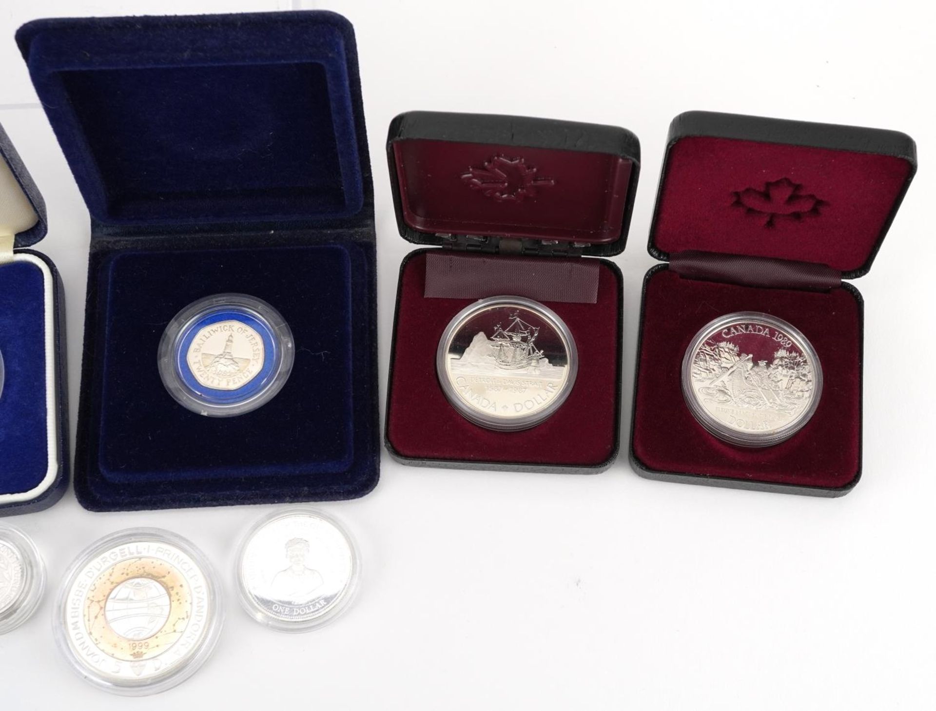 Nine silver proof coins, some with cases, including 1990 silver proof five pence two coins set, - Bild 3 aus 4