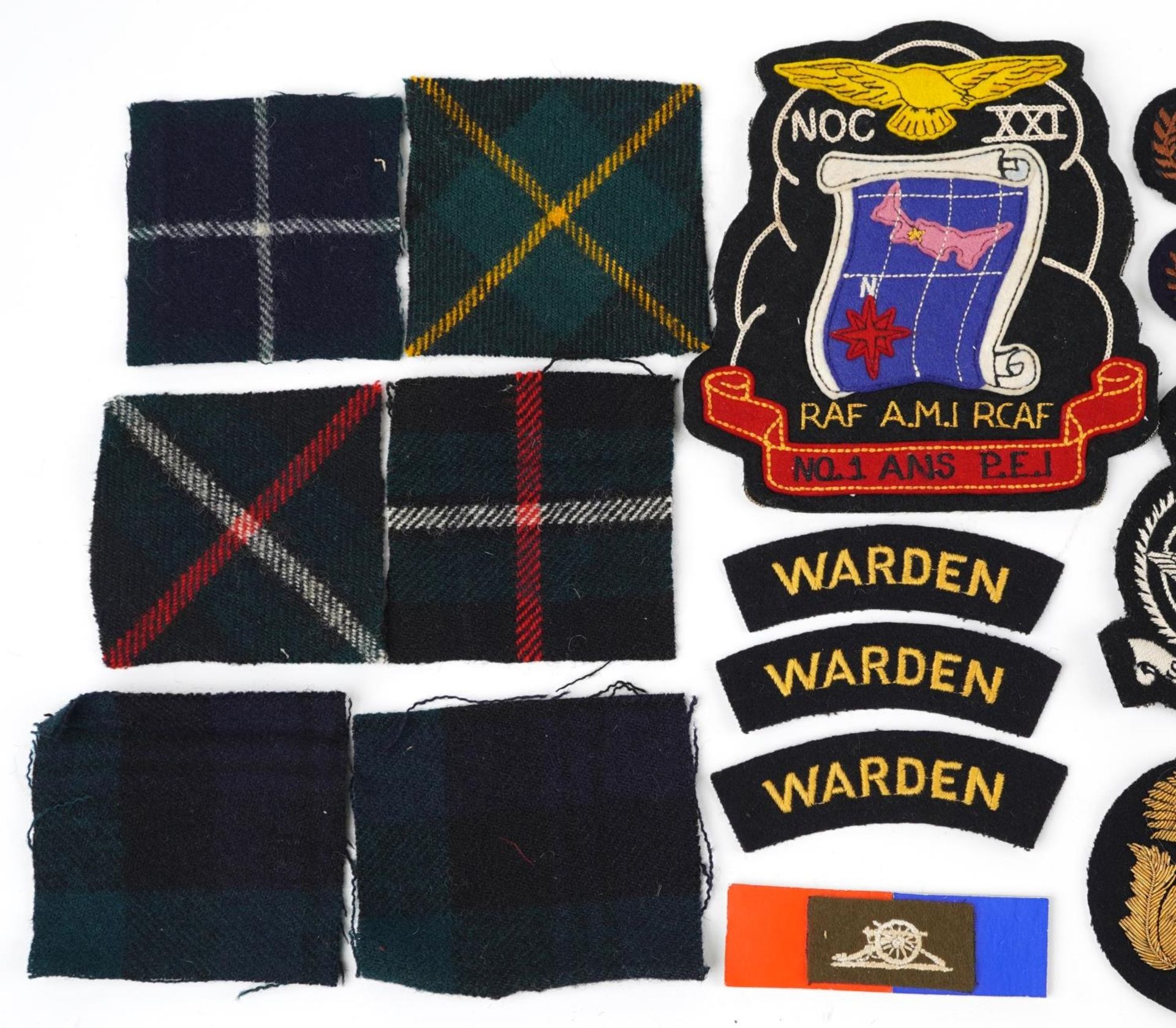 Military interest cloth badges and shoulder titles including Air Gunner and Warden - Bild 2 aus 6