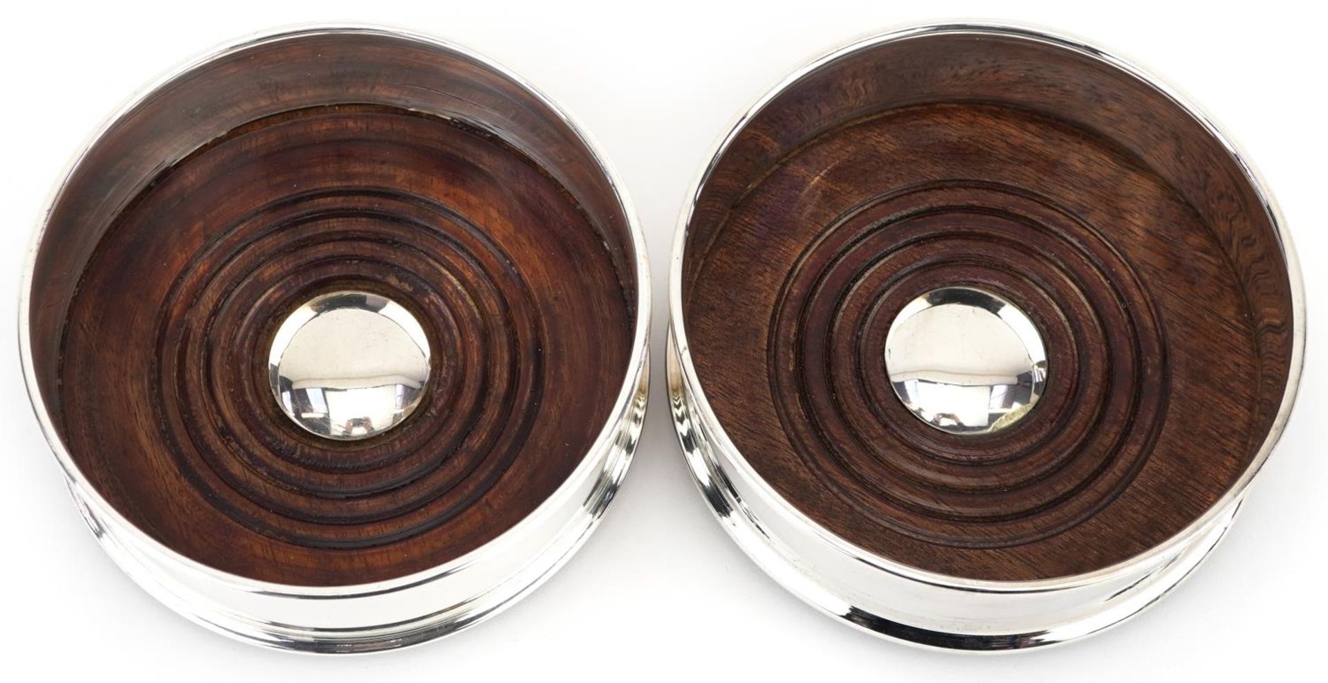 Pair of silver plated and oak circular wine coasters, 12.5cm in diameter - Bild 3 aus 4