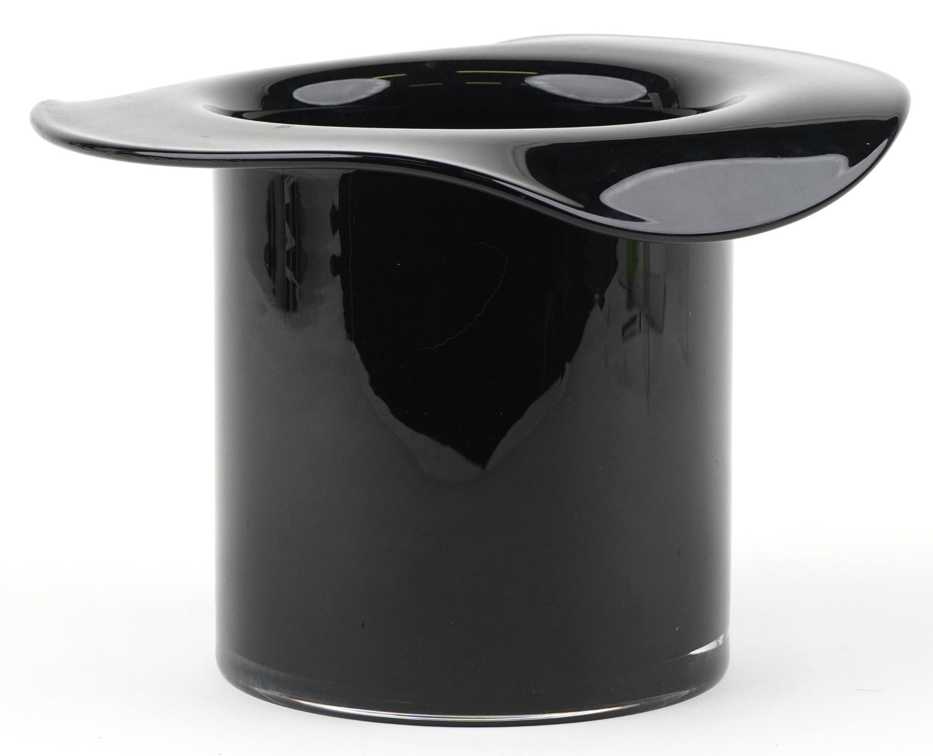 Contemporary black glass Champagne ice bucket in the form of a top hat, 21cm high