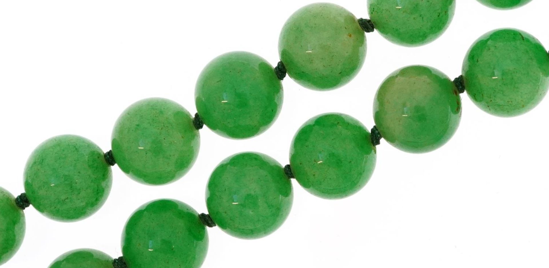 Chinese green jade bead necklace, each bead 12mm in diameter, overall 90cm in length, 159.2g