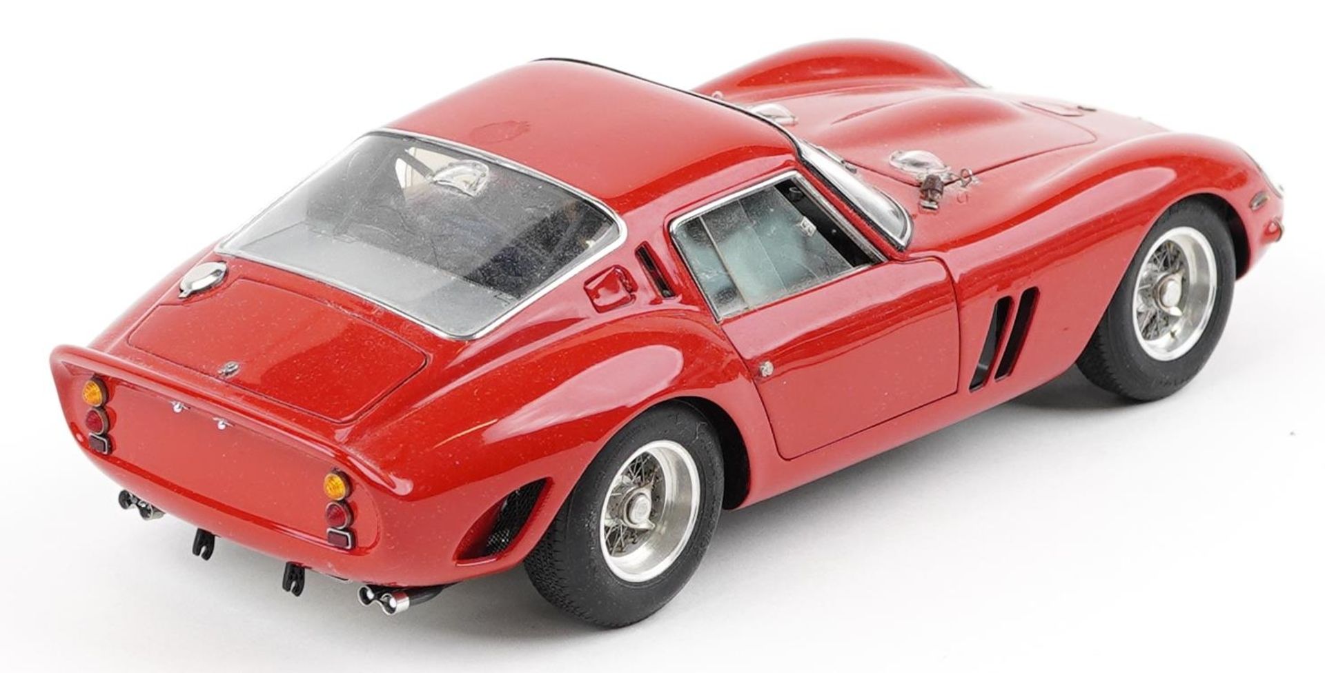 CMC 1:18 scale diecast model Ferrari 250 GTO in red with box and slip cover - Bild 3 aus 5
