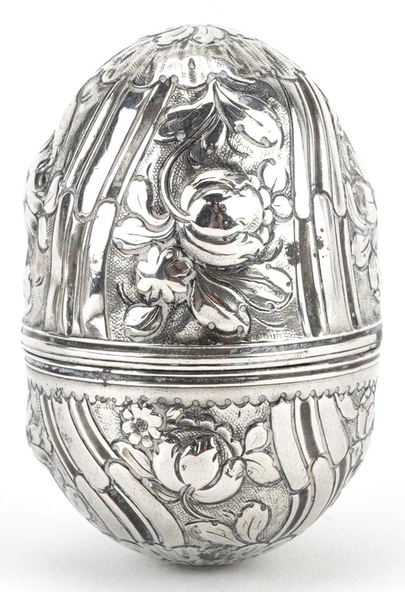 Unmarked silver trinket box in the form of an egg embossed with flowers and foliage, 5cm high, 15.4g - Bild 2 aus 3