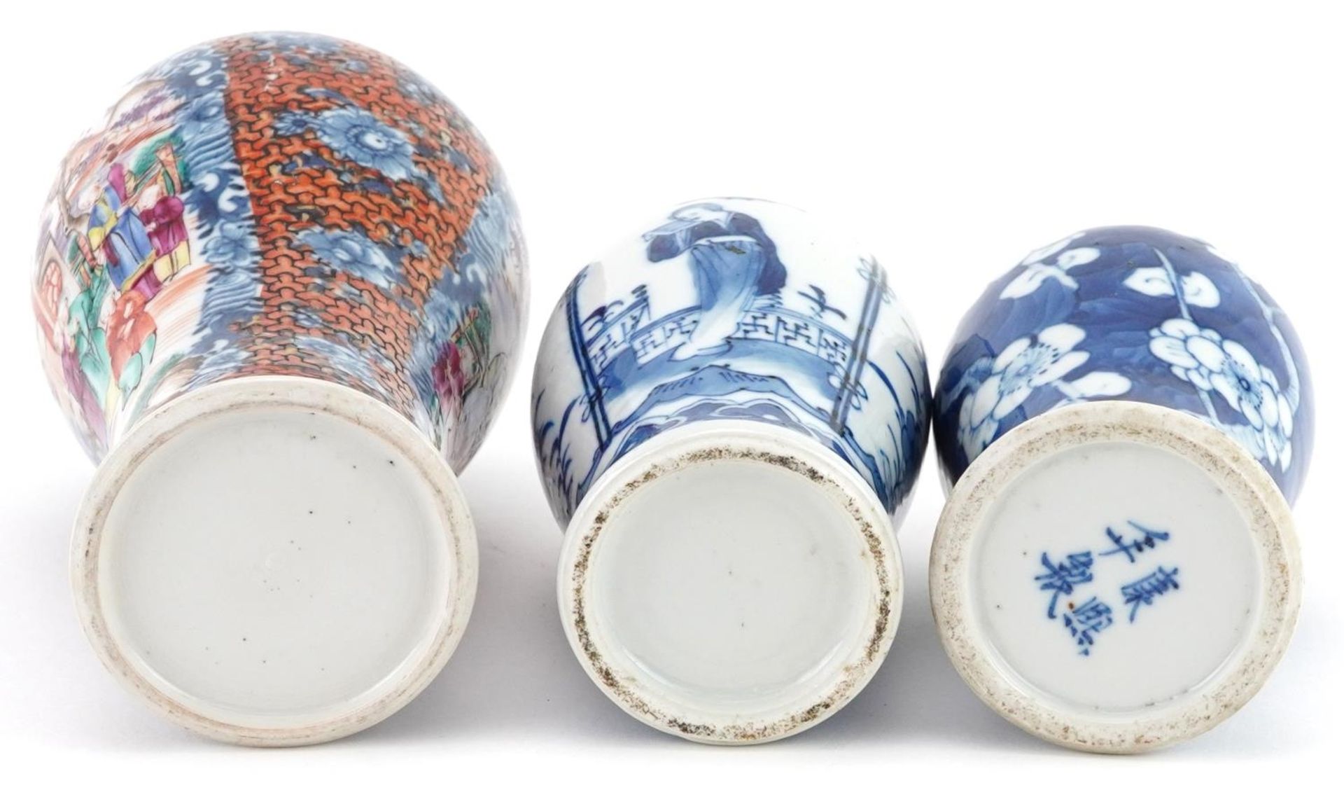 Three Chinese porcelain baluster vases with two covers including a Mandarin example hand painted - Bild 6 aus 7
