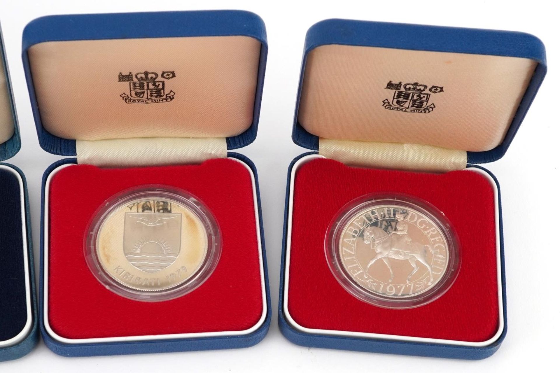 Five 1977 silver proof commemorative crowns by The Royal Mint with fitted cases - Bild 3 aus 4