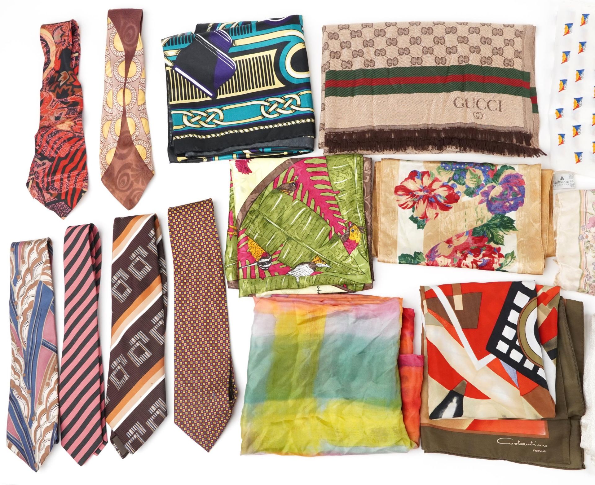 Vintage and later silk scarves and ties including Yves Saint Laurent, Gucci and Cressida Bell - Bild 2 aus 3