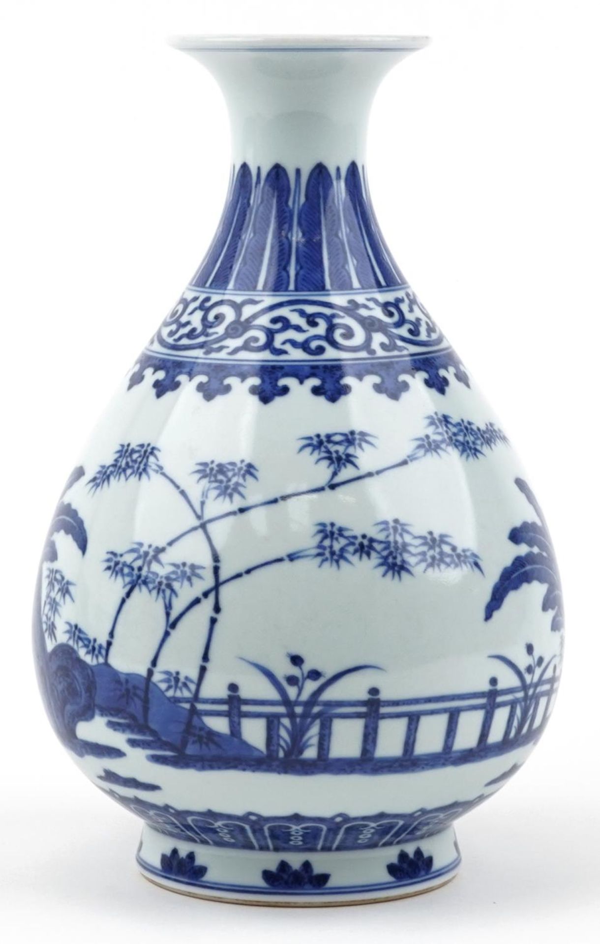 Chinese blue and white porcelain vase hand painted with a palace setting, six figure character marks - Bild 4 aus 6