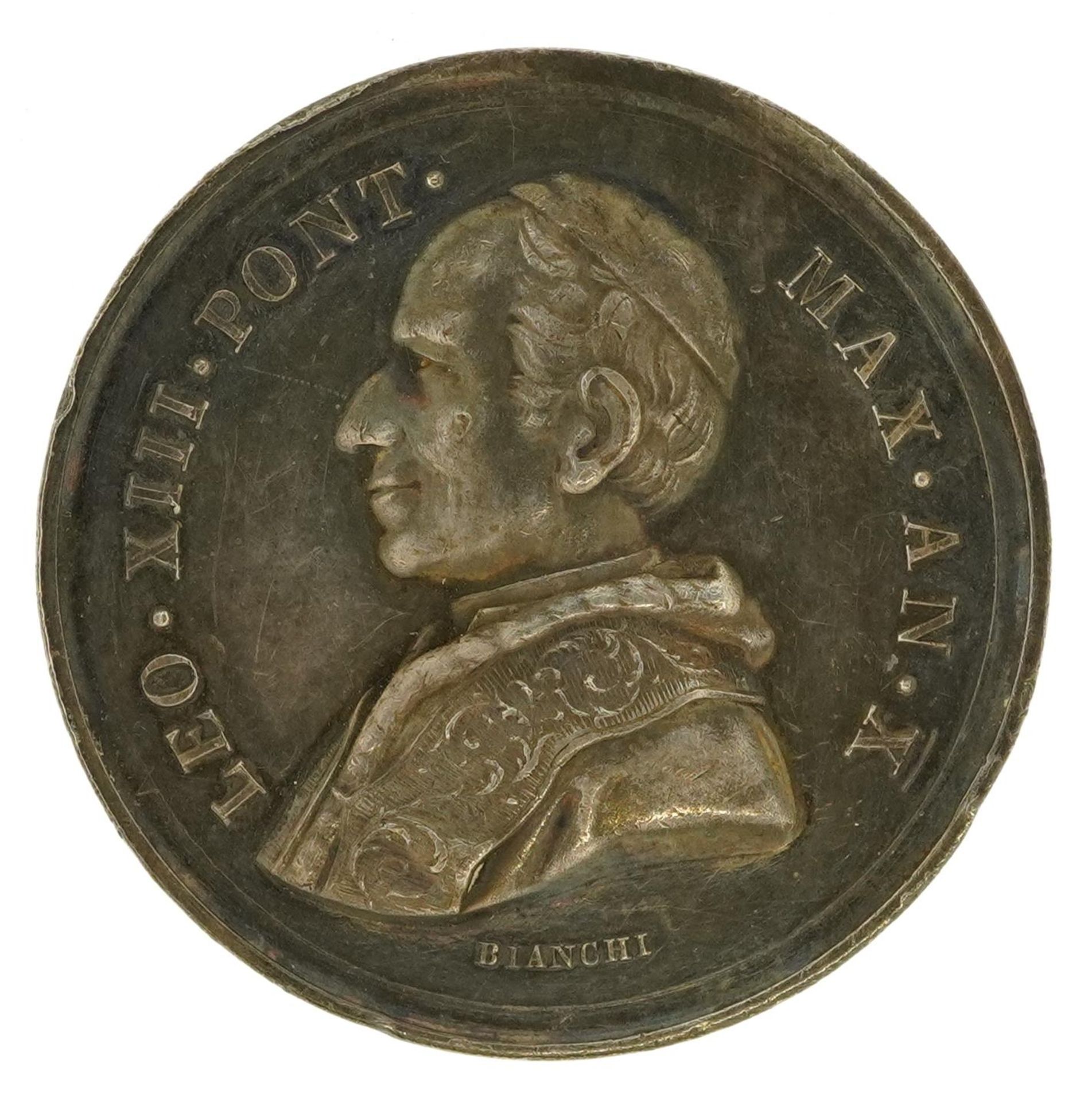 19th century white metal medallion with bust of Leo Pont housed in a silk and velvet lined fitted - Bild 3 aus 4