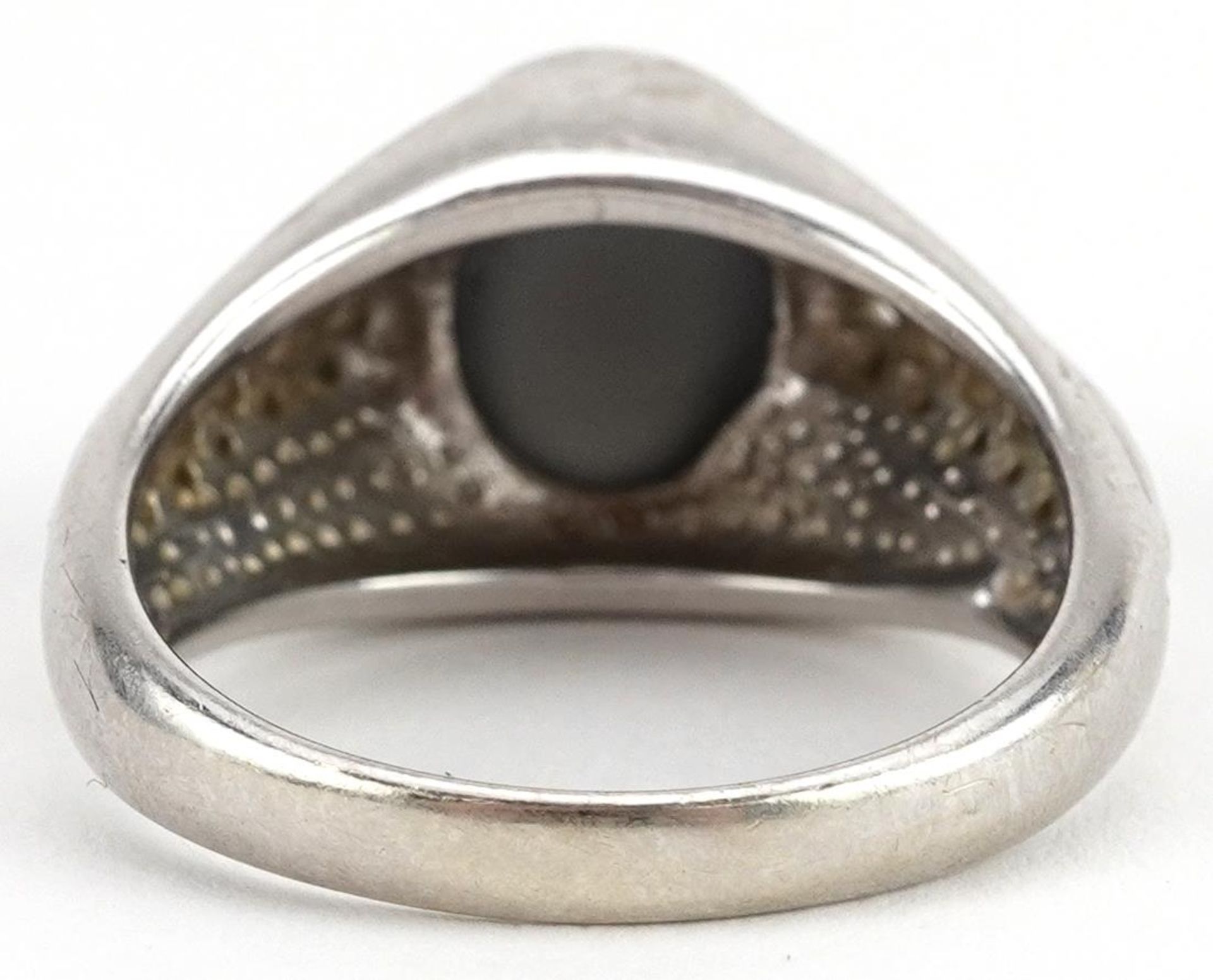 9ct white gold cabochon ring with pierced shoulders, possibly hematite, size T, 9.2g - Image 2 of 4
