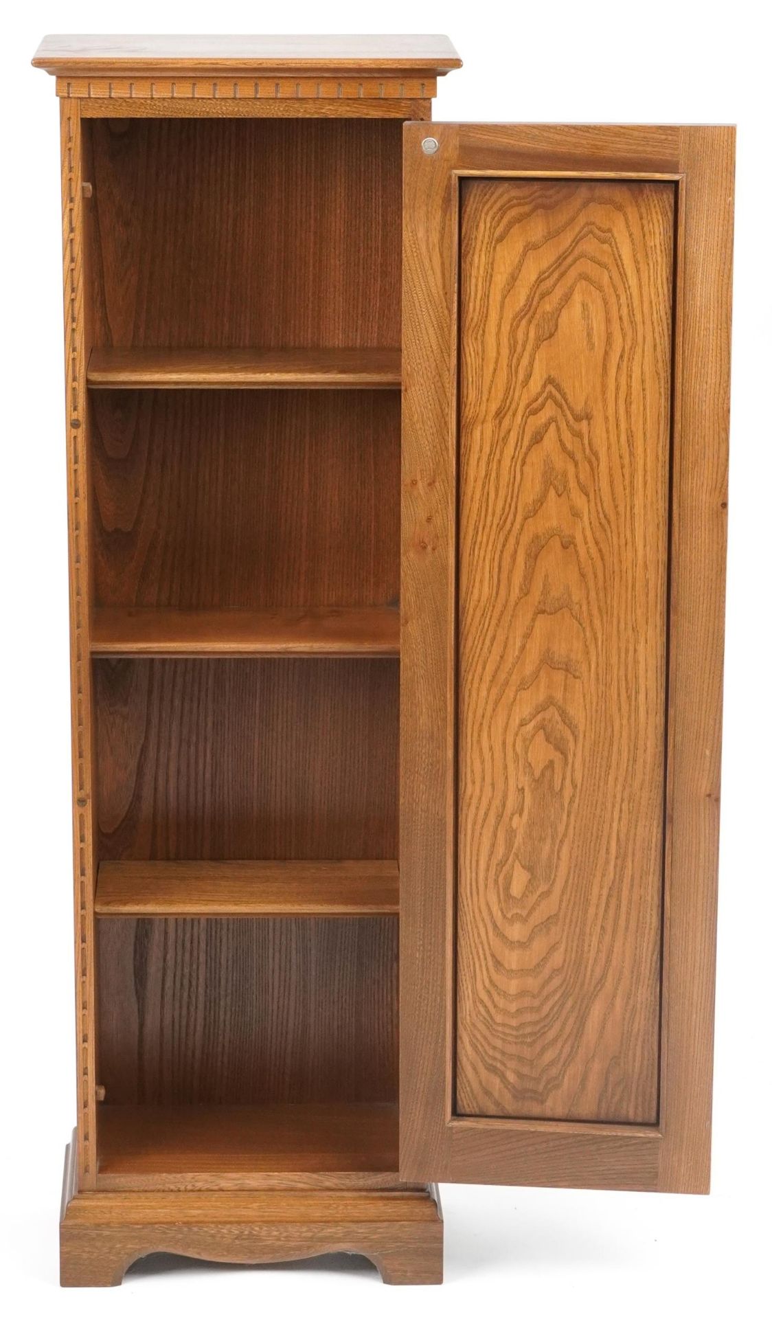 Ercol elm cupboard enclosing three adjustable shelves, 122.5cm H x 40.5cm W x 24cm D - Bild 4 aus 7