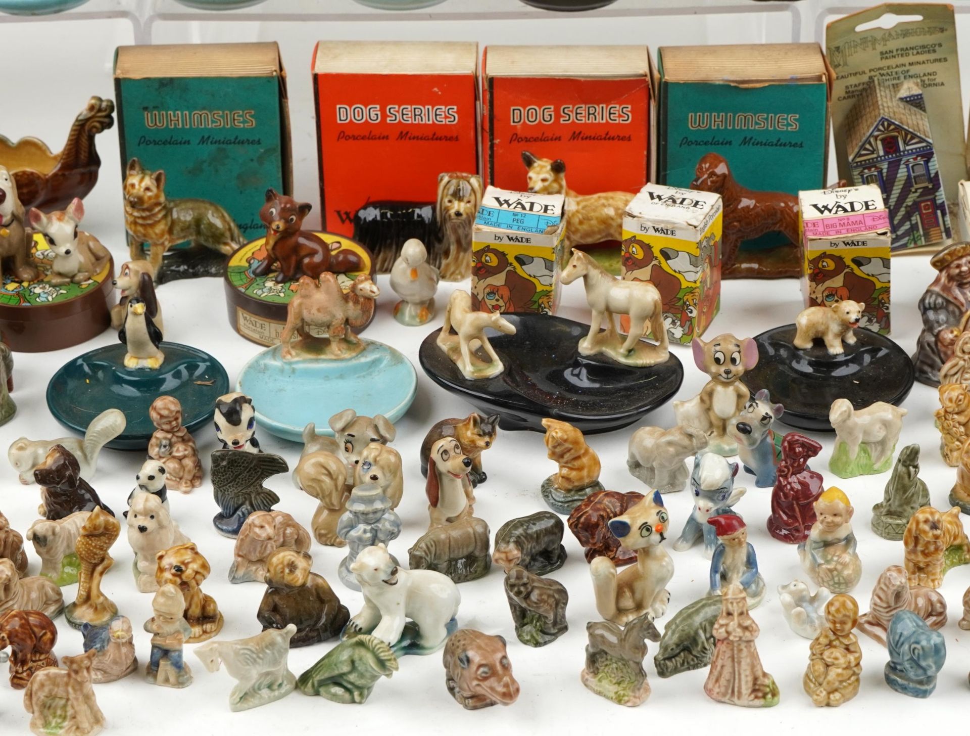 Large collection of vintage Wade Collectables including Whimsies, NatWest piggy banks and Bell's - Bild 5 aus 6