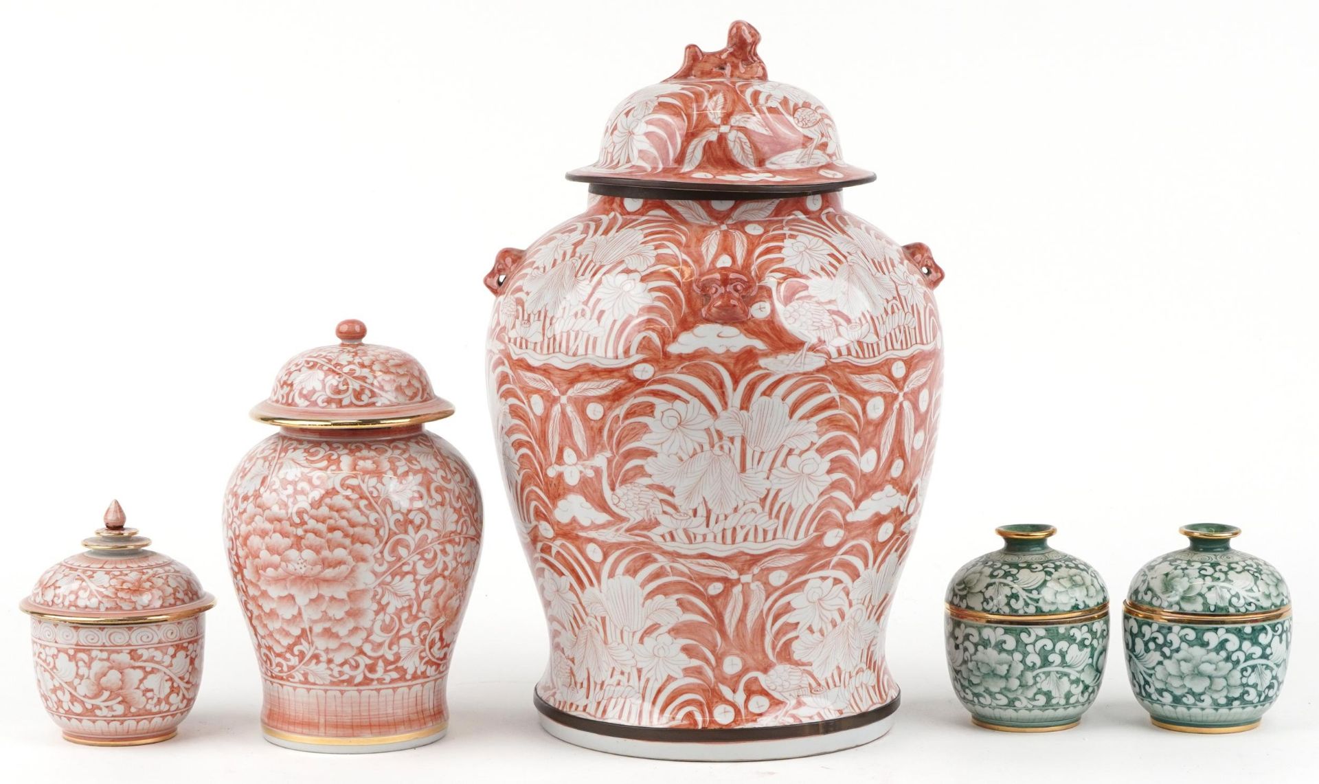 Thai porcelain including a large baluster jar and cover hand painted with cranes amongst water and - Bild 4 aus 7