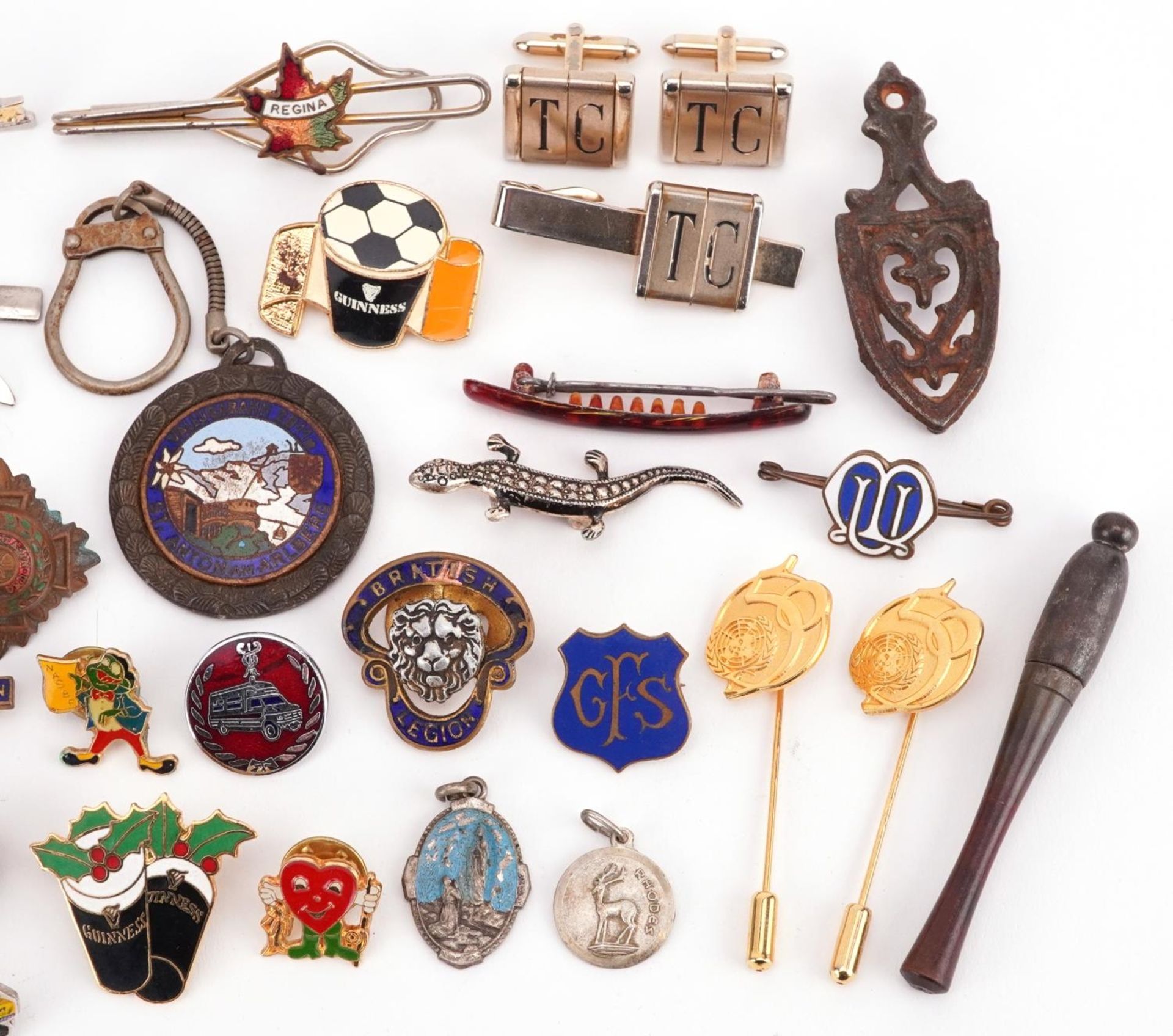 Vintage and later sundry items including military badges, brooches and stickpins - Image 3 of 4