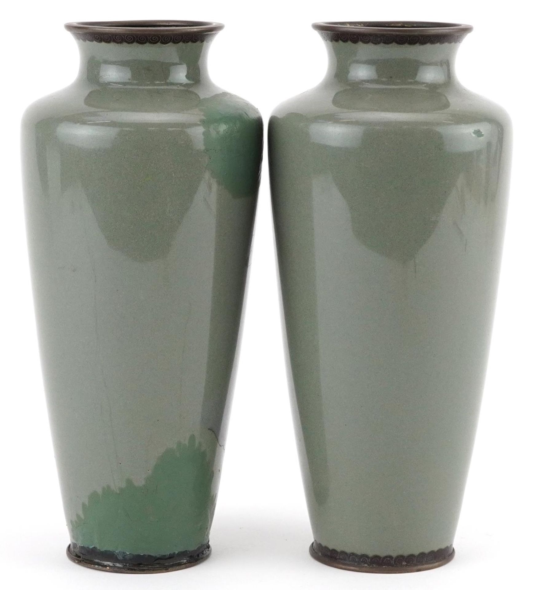 Pair of Japanese cloisonne vases, each enamelled with a man sweeping, each 19cm high - Bild 3 aus 6