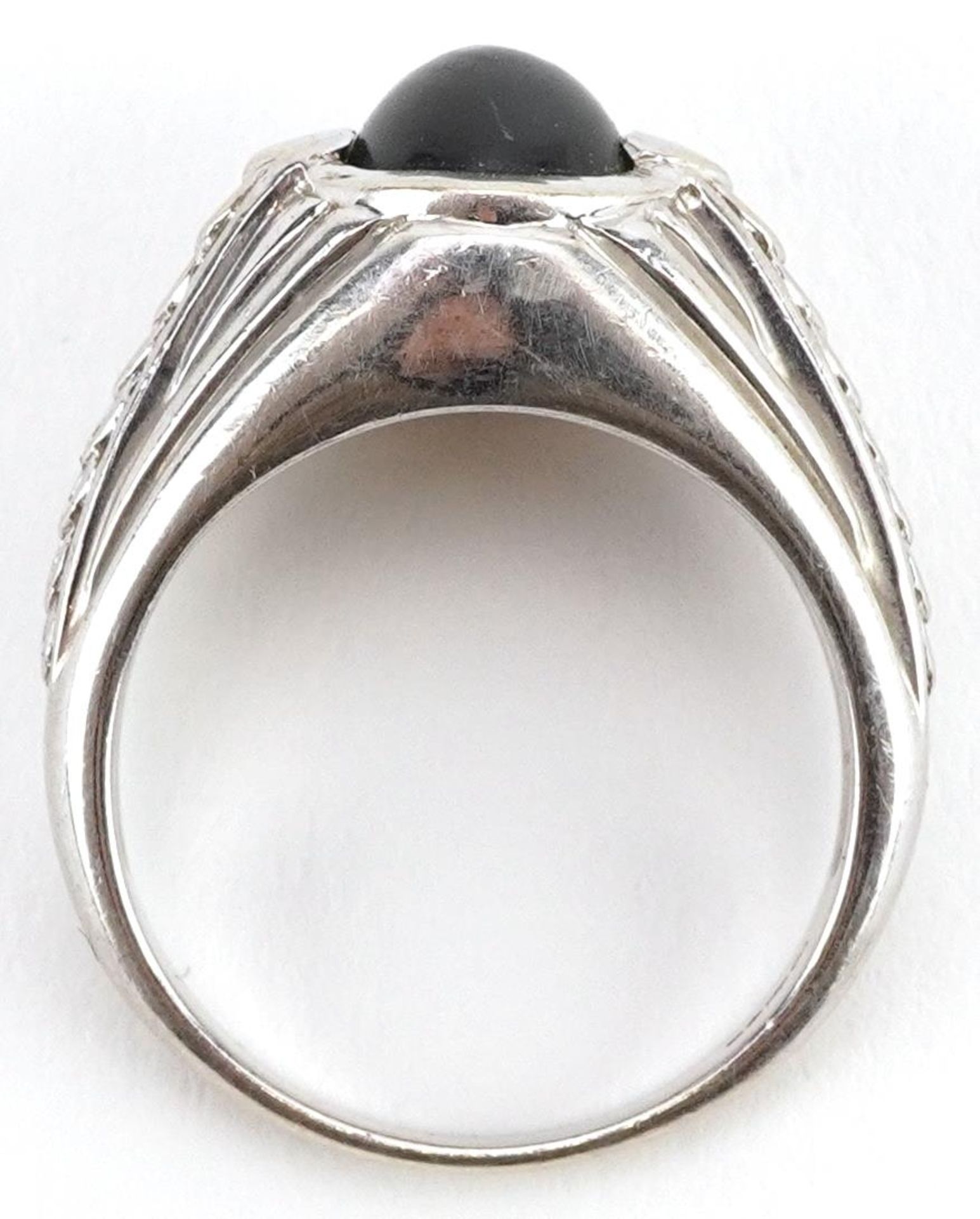 9ct white gold cabochon ring with pierced shoulders, possibly hematite, size T, 9.2g - Image 3 of 4