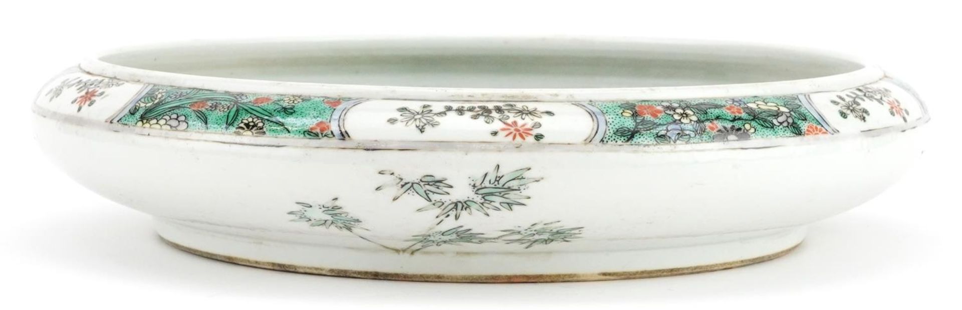 Chinese porcelain shallow bowl hand painted in the famille verte palette with empresses and children - Bild 2 aus 4
