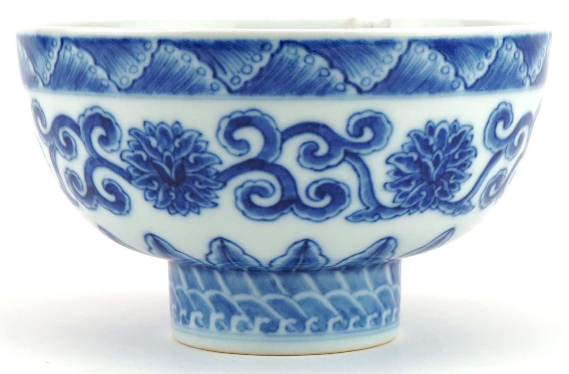 Chinese blue and white porcelain footed bowl hand painted with flower heads amongst scrolling - Bild 2 aus 7