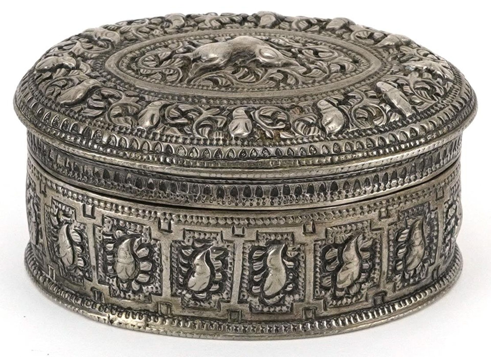 Anglo Indian white metal box and cover profusely embossed and engraved with wild animals and - Bild 3 aus 4