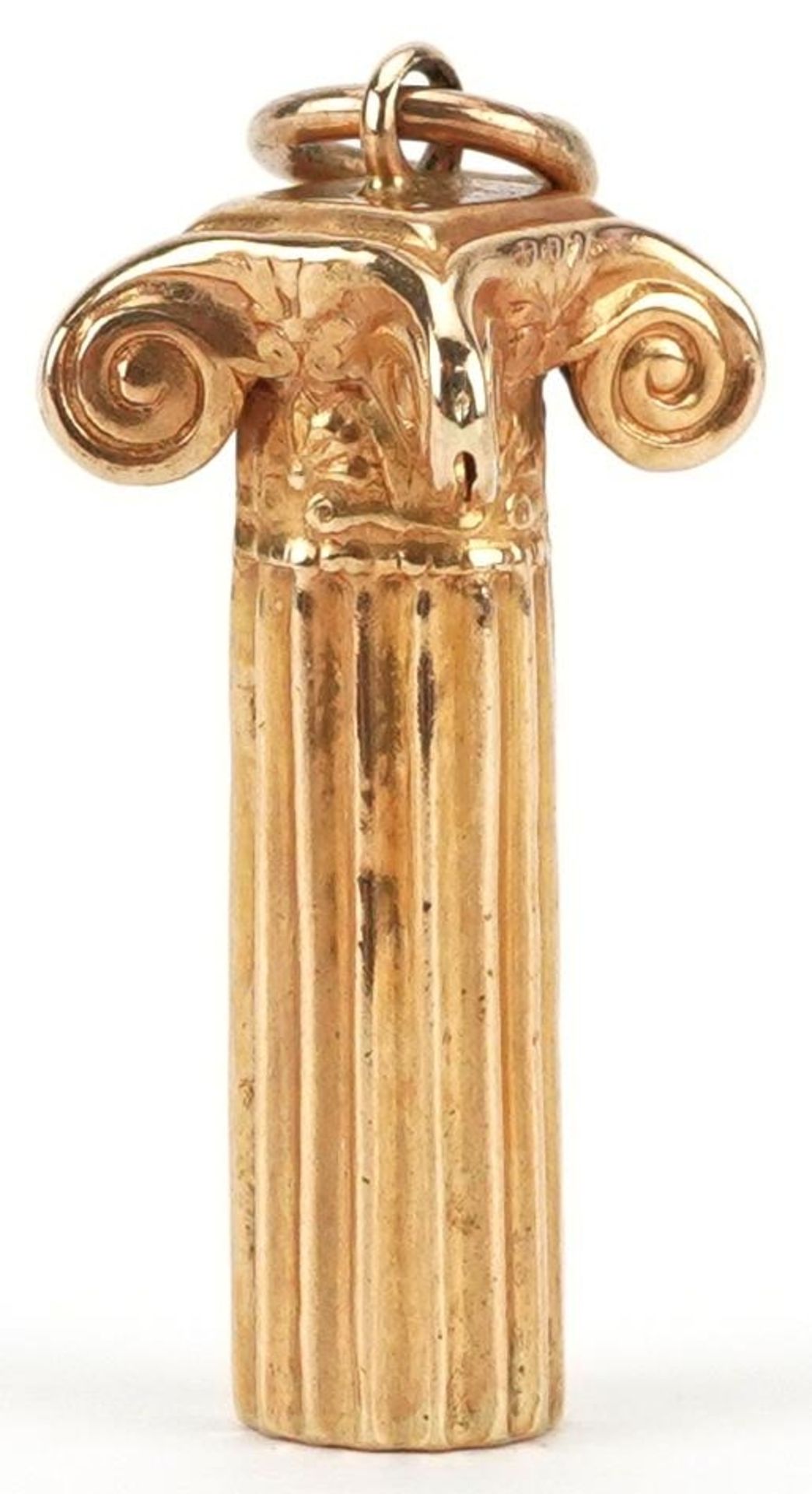 18ct gold charm in the form of a Corinthian column, 2.3cm high, 1.6g