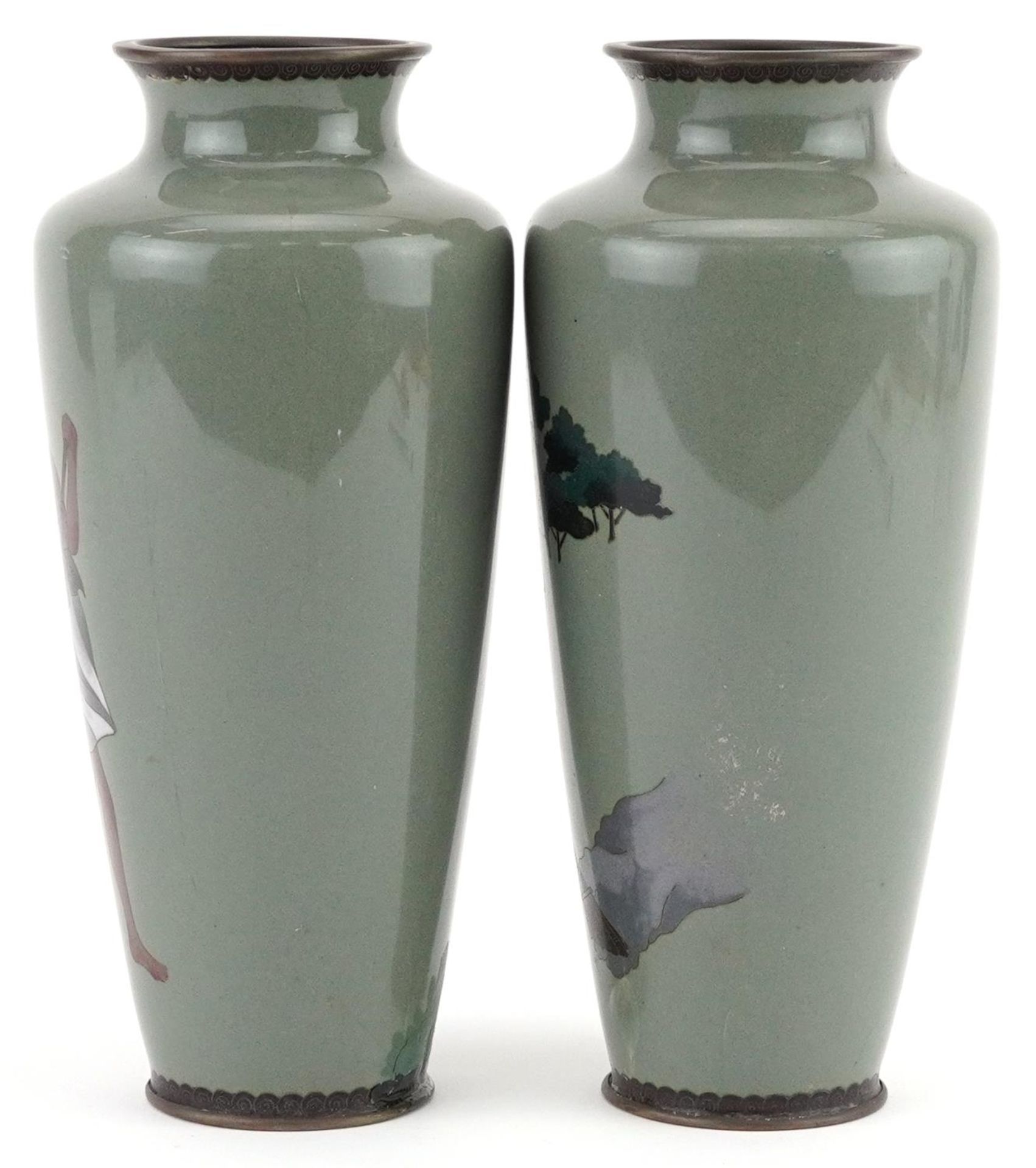 Pair of Japanese cloisonne vases, each enamelled with a man sweeping, each 19cm high - Bild 2 aus 6