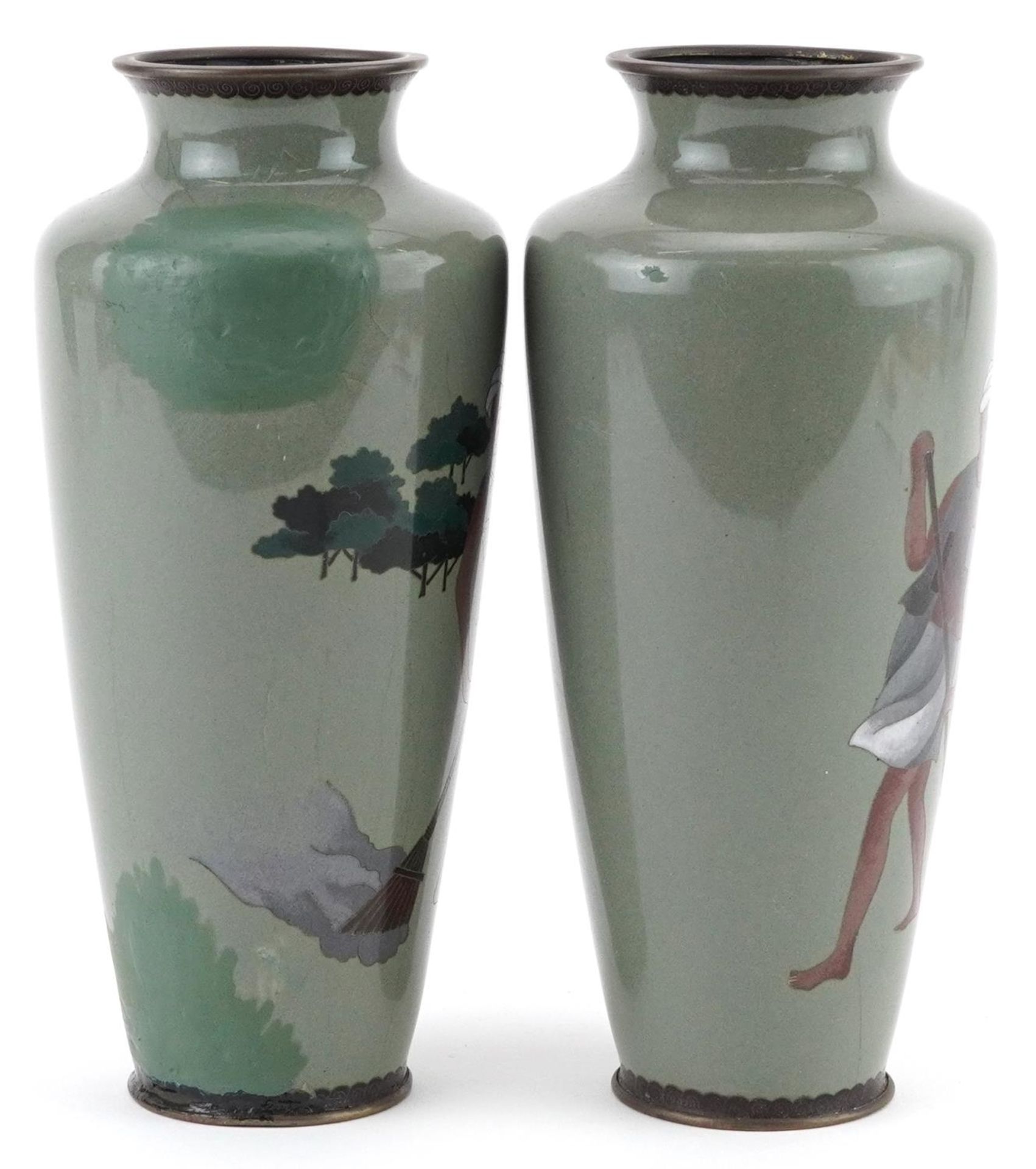 Pair of Japanese cloisonne vases, each enamelled with a man sweeping, each 19cm high - Bild 4 aus 6