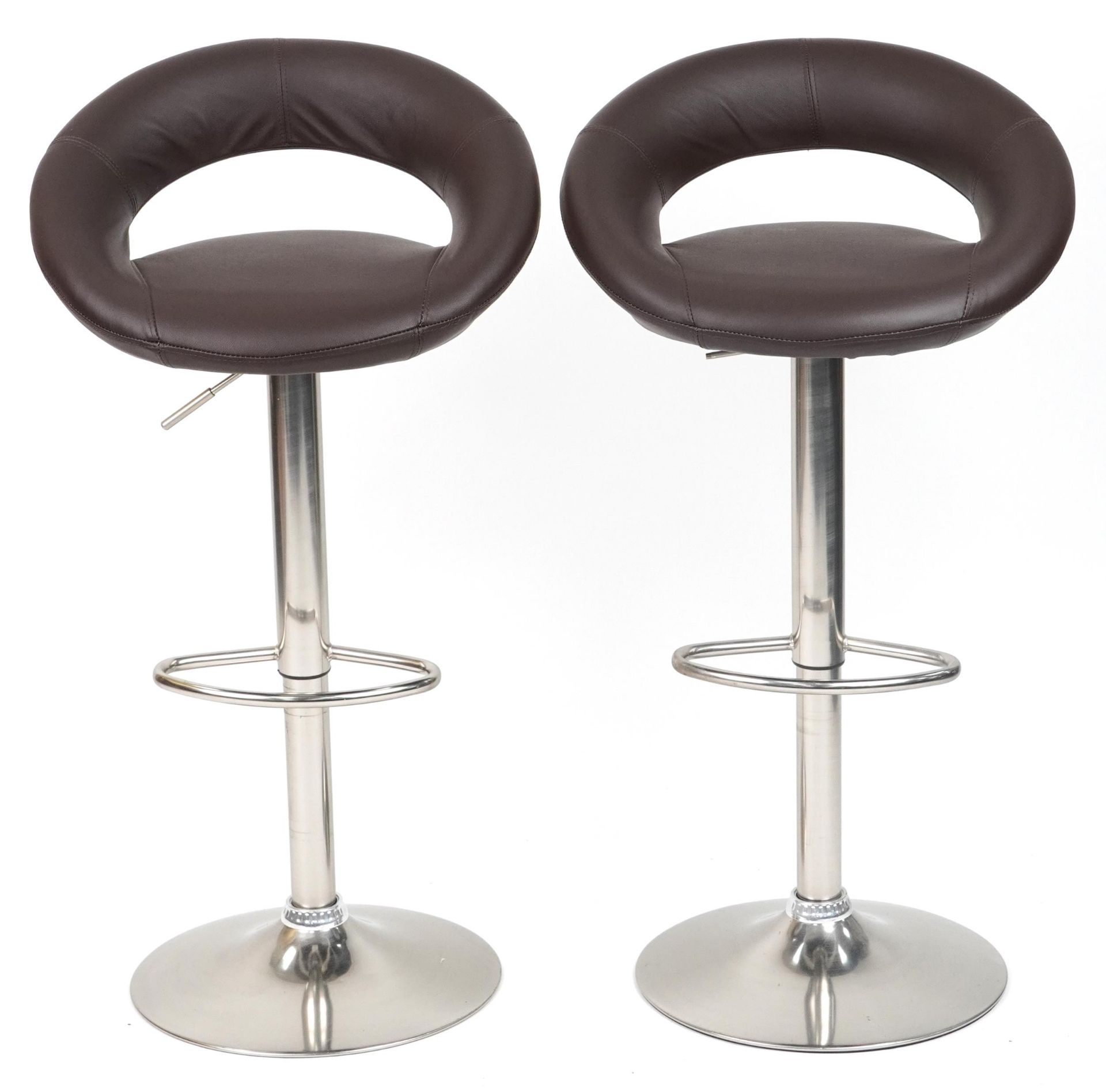 Contemporary chrome breakfast table with circular glass top and pair of adjustable stools with brown - Image 5 of 7