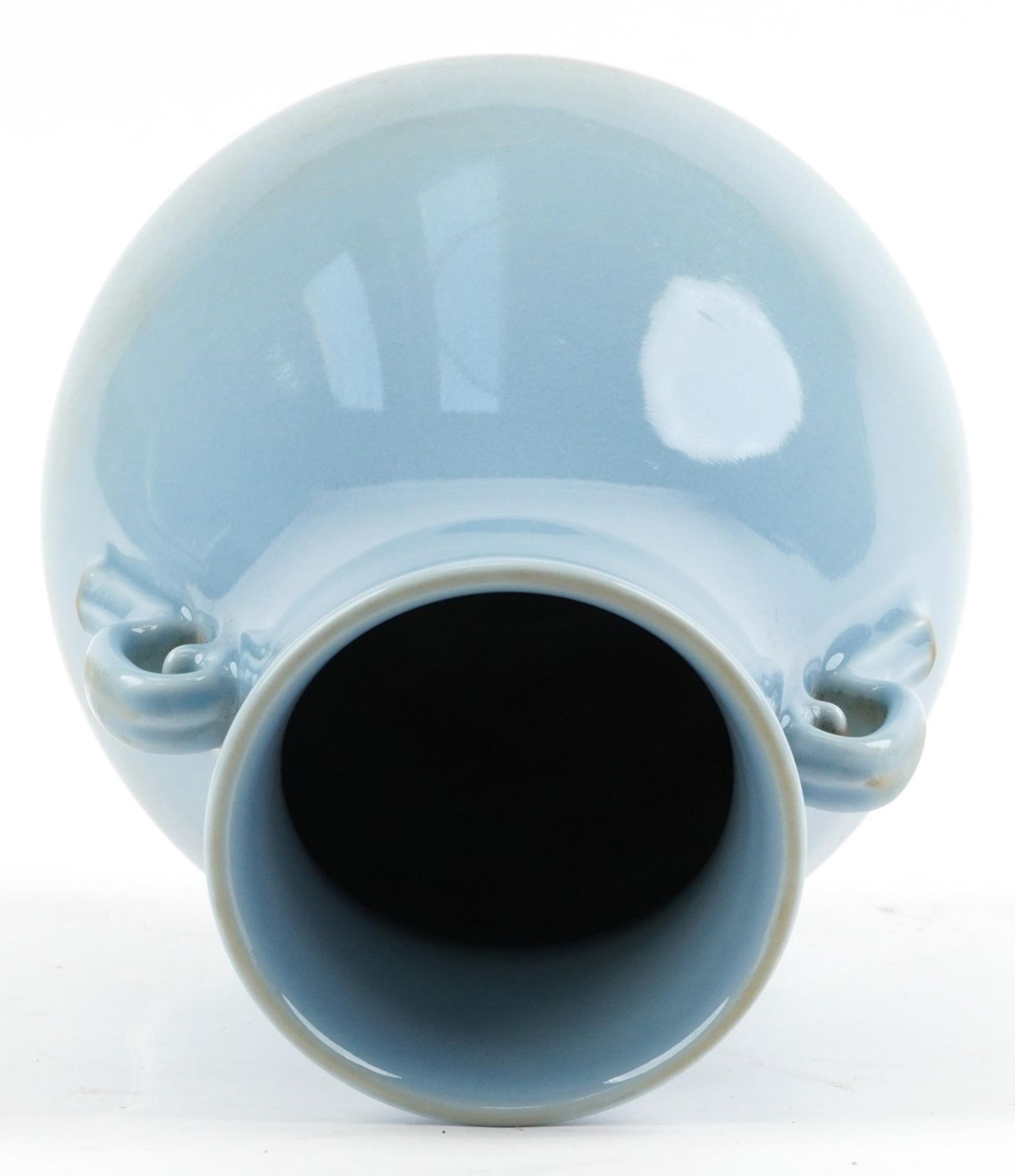 Large Chinese porcelain vase having a clair de lune type glaze with twin handles, six figure - Bild 5 aus 7