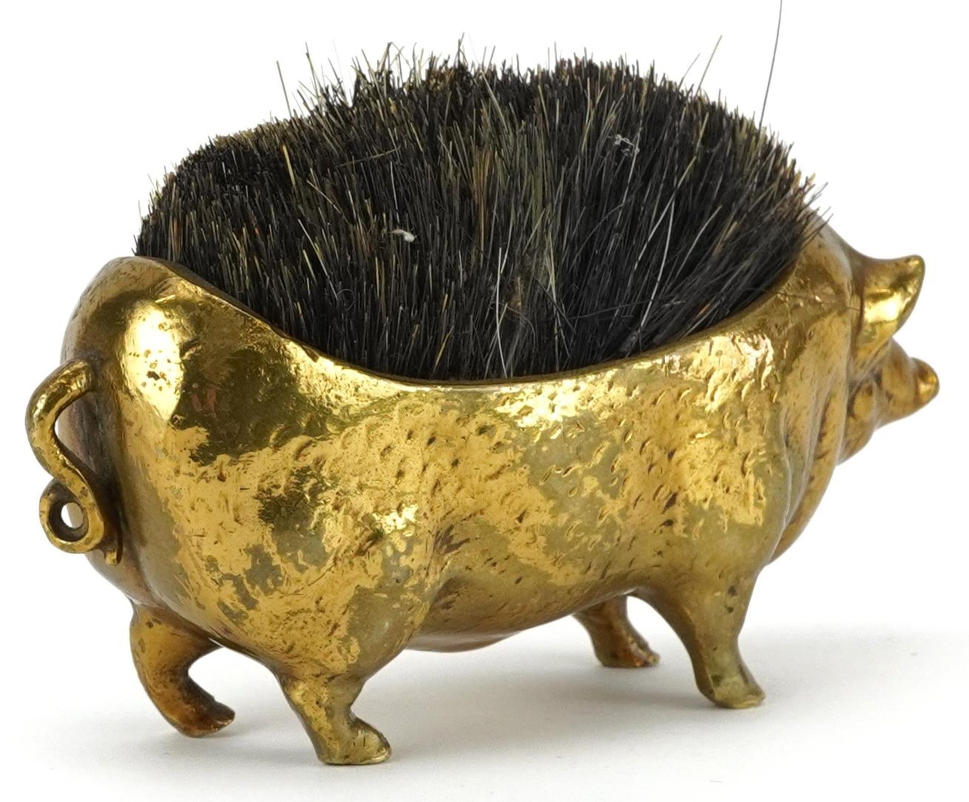 Victorian brass clothes brush in the form of a pig, 11cm in length - Image 2 of 3